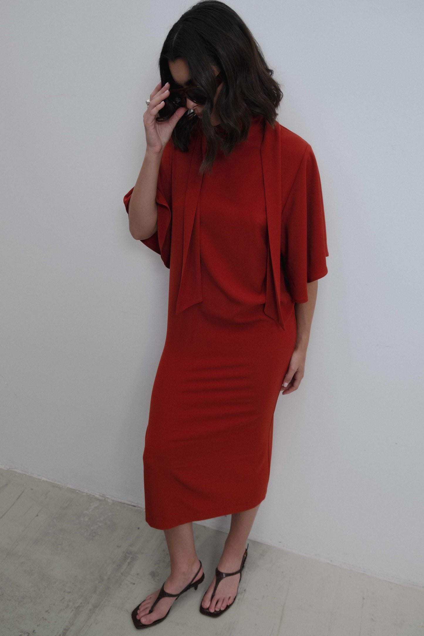 Vestido midi fluido elegante con cuello alto y mangas cortas tipo capa