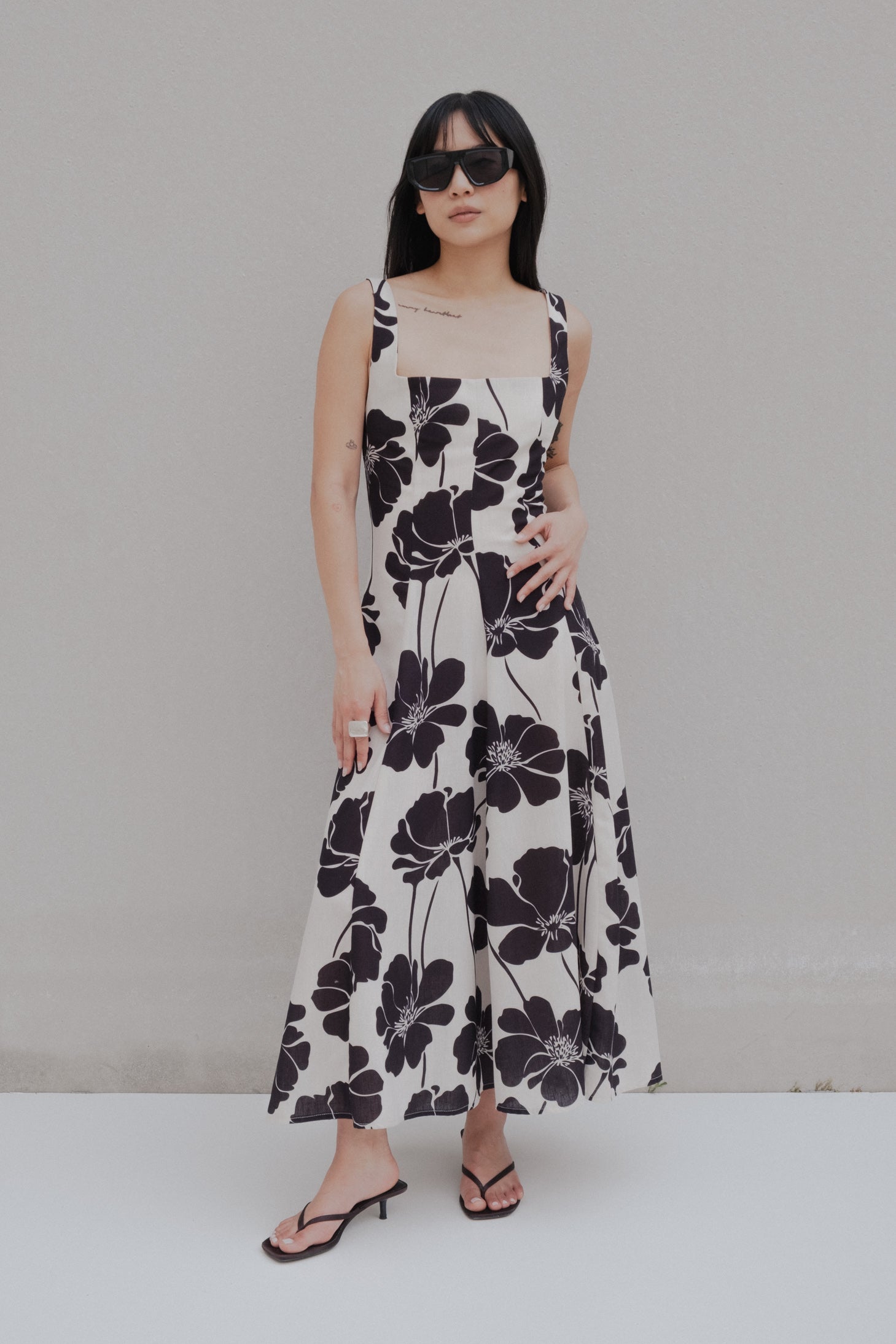 Vestido midi estampado de tirantes y escote cuadrado para mujer