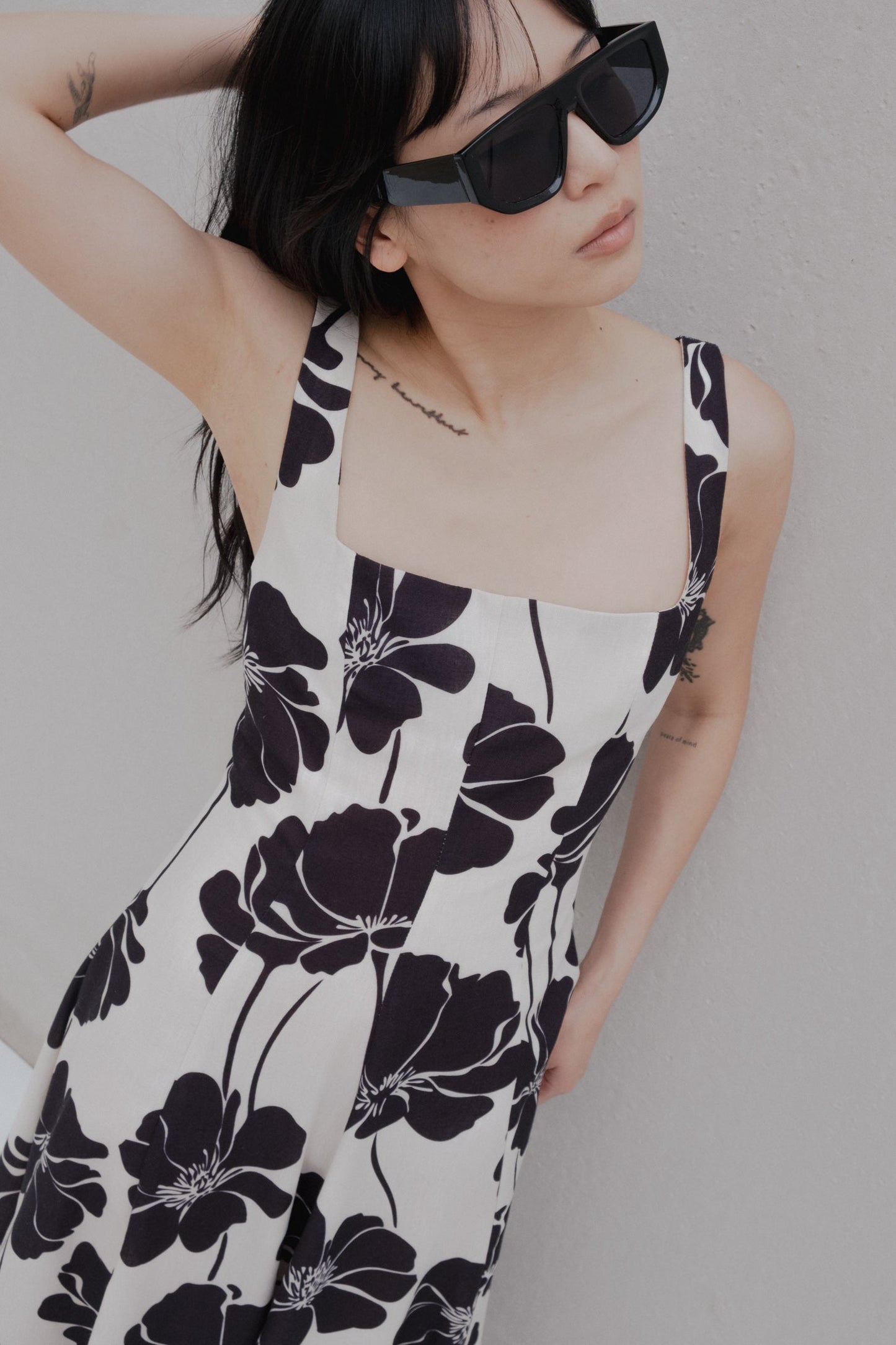 Vestido midi estampado de tirantes y escote cuadrado para mujer