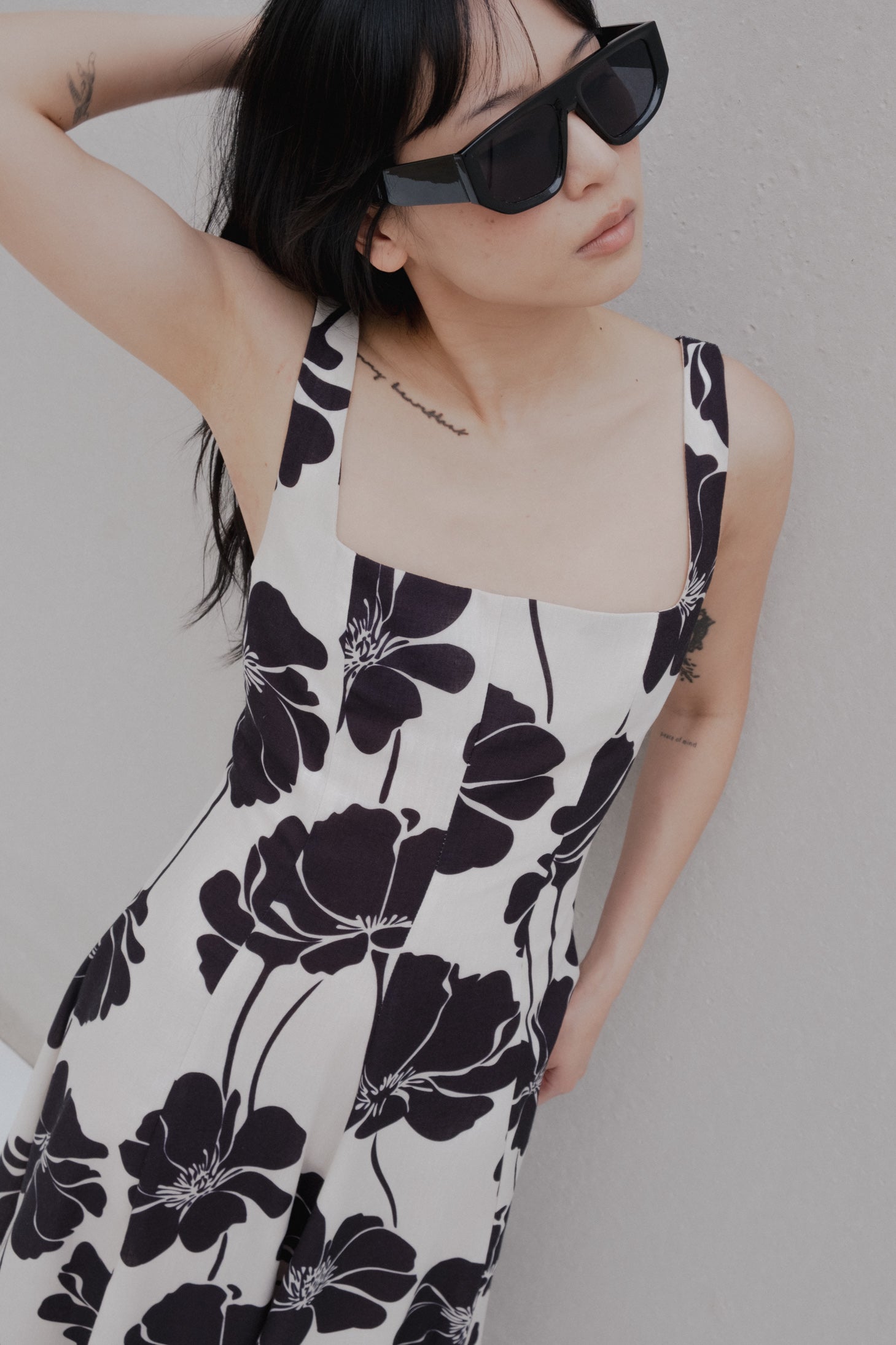 Vestido midi estampado de tirantes y escote cuadrado para mujer