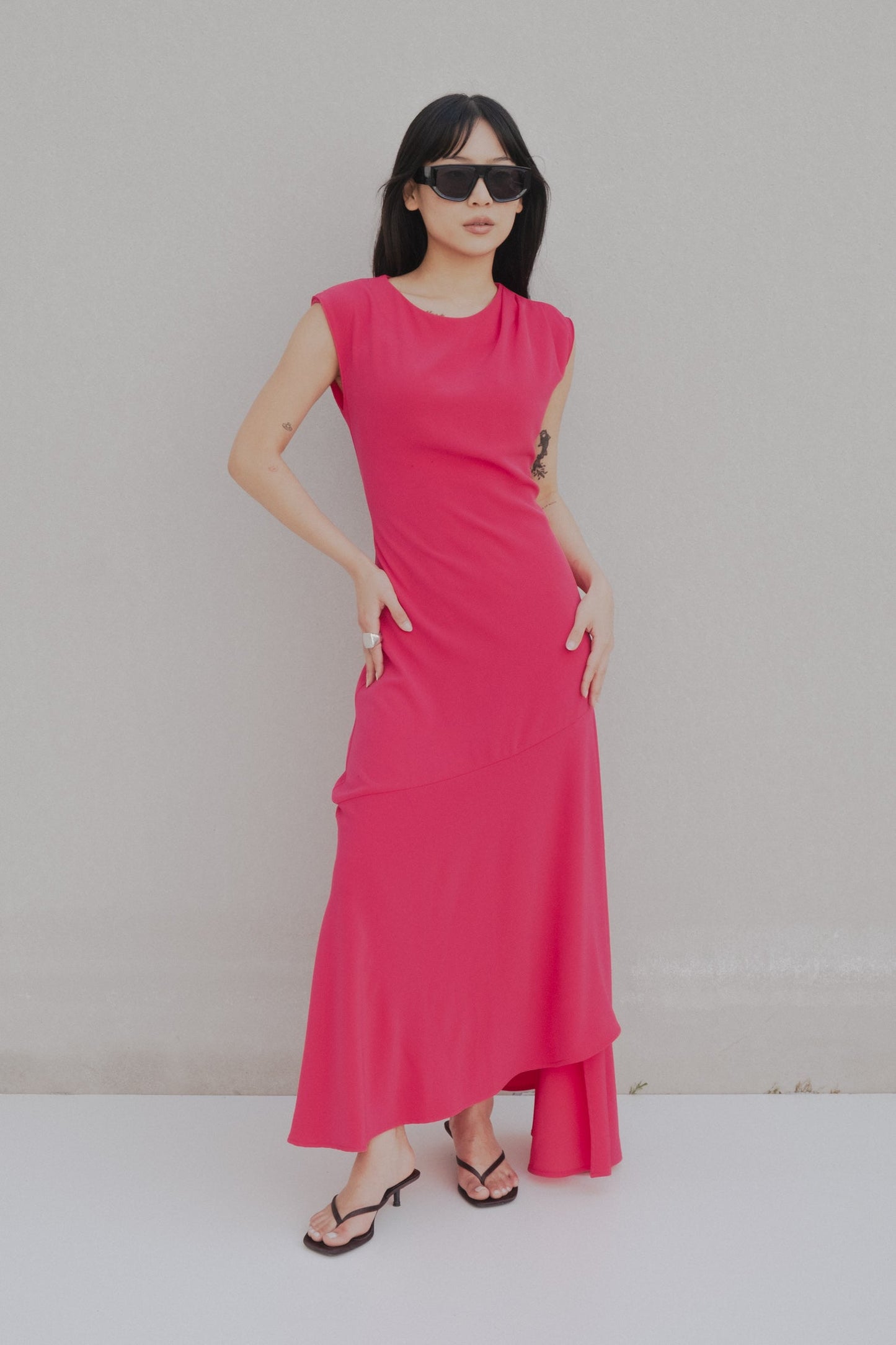 Vestido midi asimétrico con pliegues en el hombro para mujer
