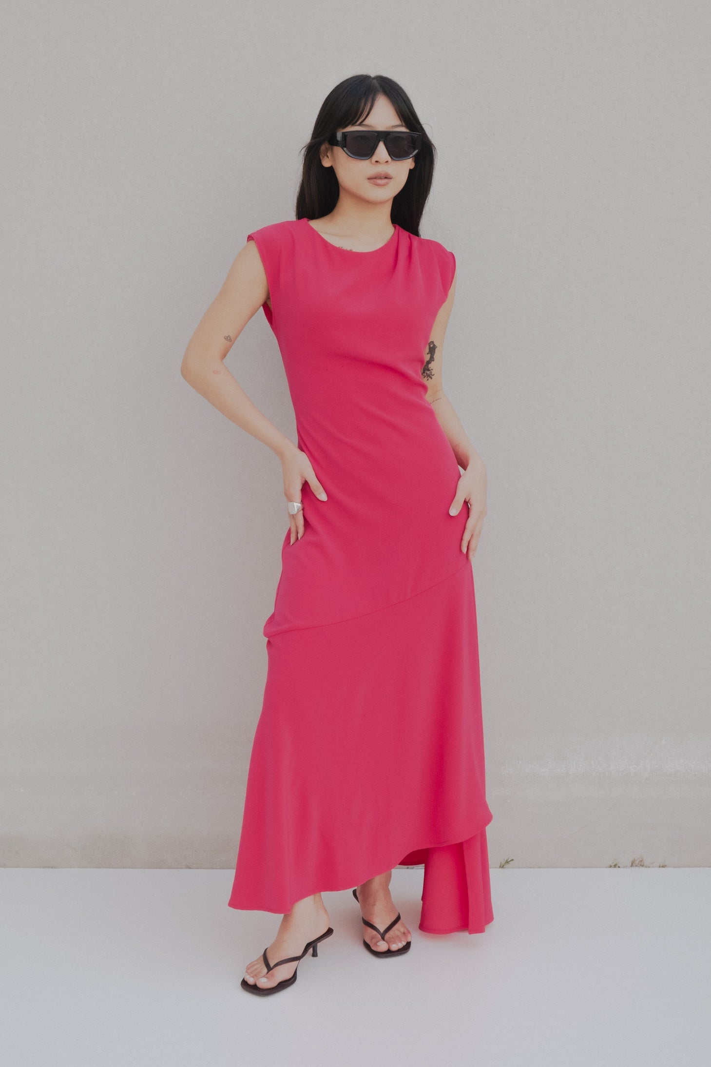 Vestido midi asimétrico con pliegues en el hombro para mujer