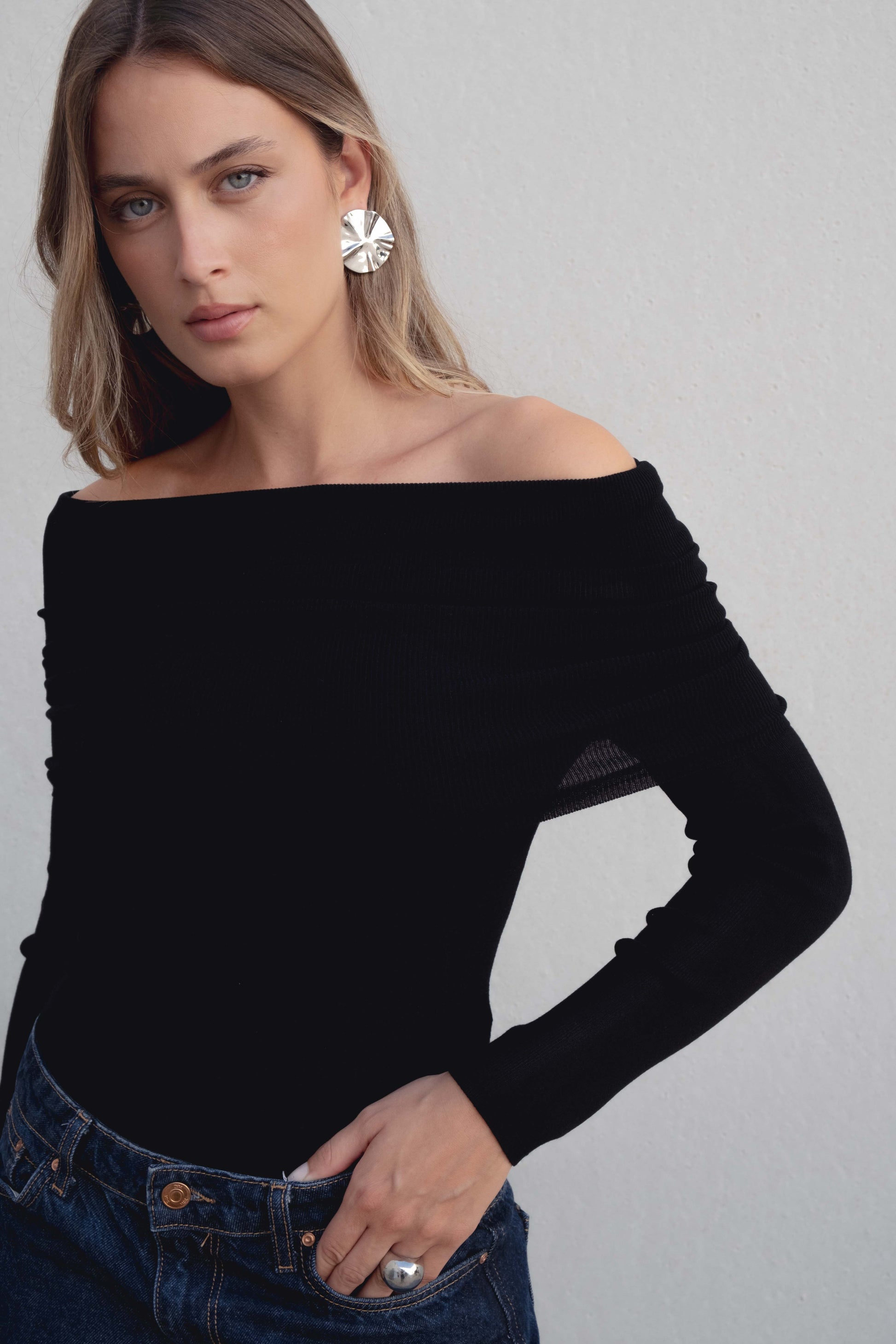 Jersey punto negro hombros descubiertos escote barco