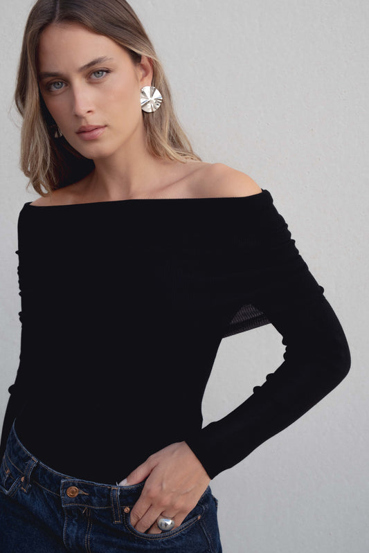 Jersey punto negro hombros descubiertos escote barco