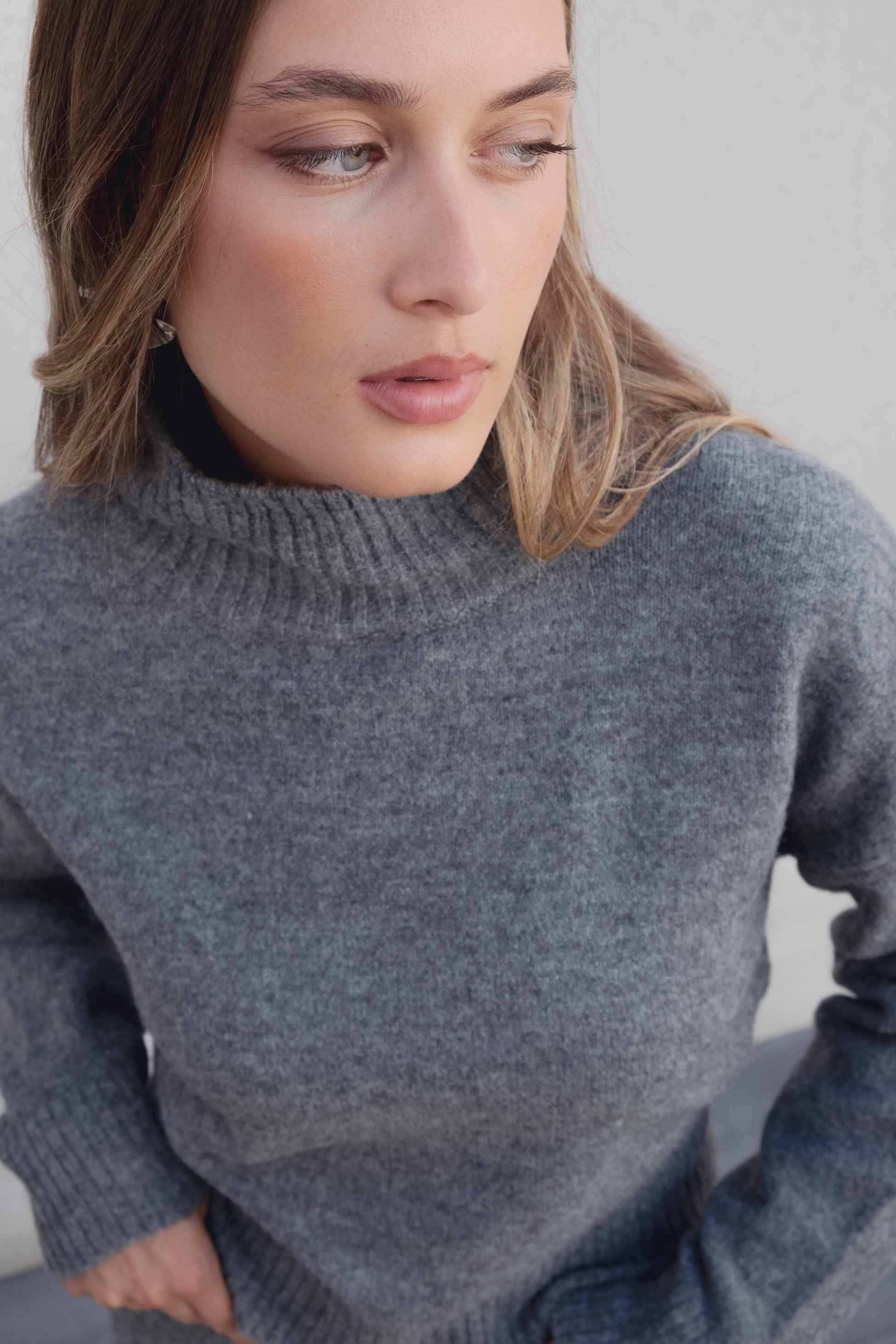 Jersey corto oversize gris cuello subido manga ancha