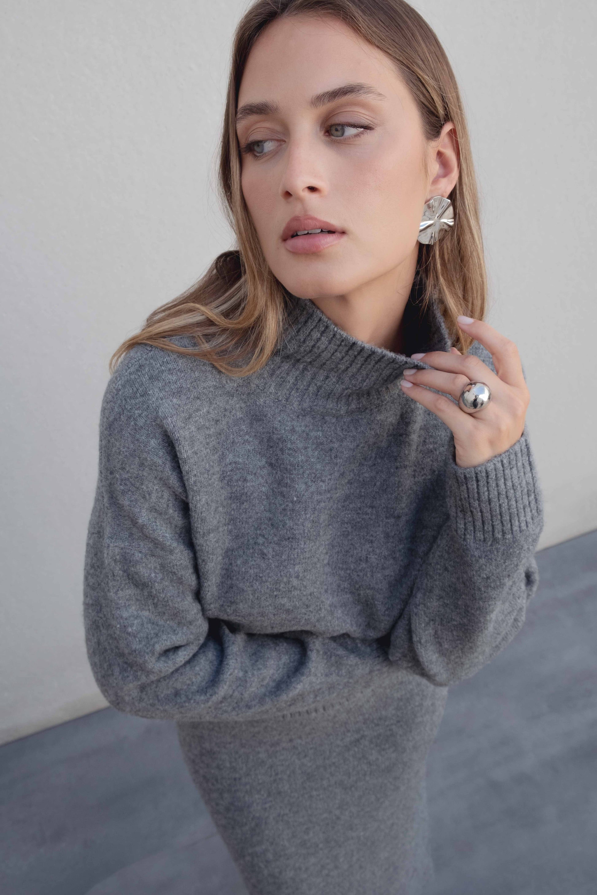 Jersey oversize de punto suave con cuello subido en color (especificar color).