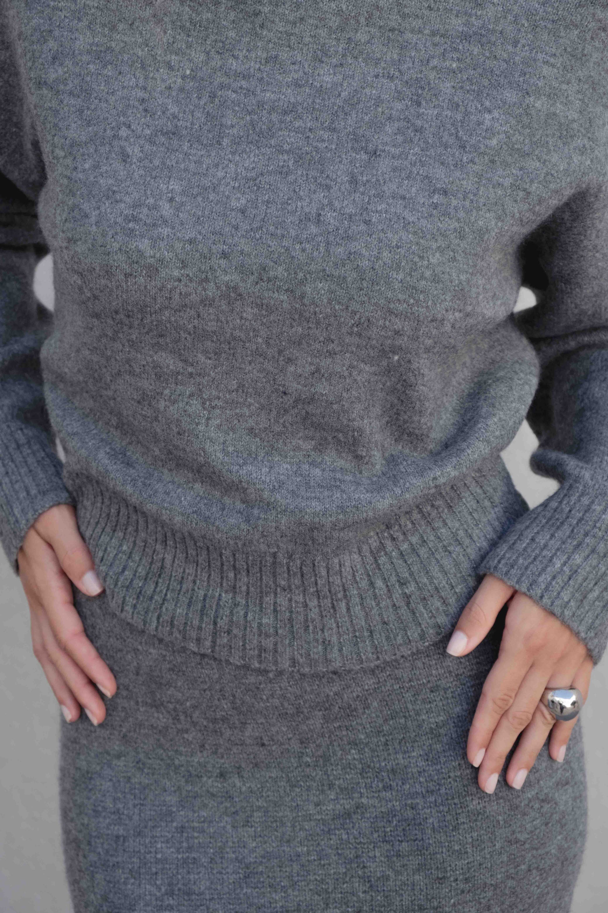 Jersey corto oversize gris cuello subido manga ancha
