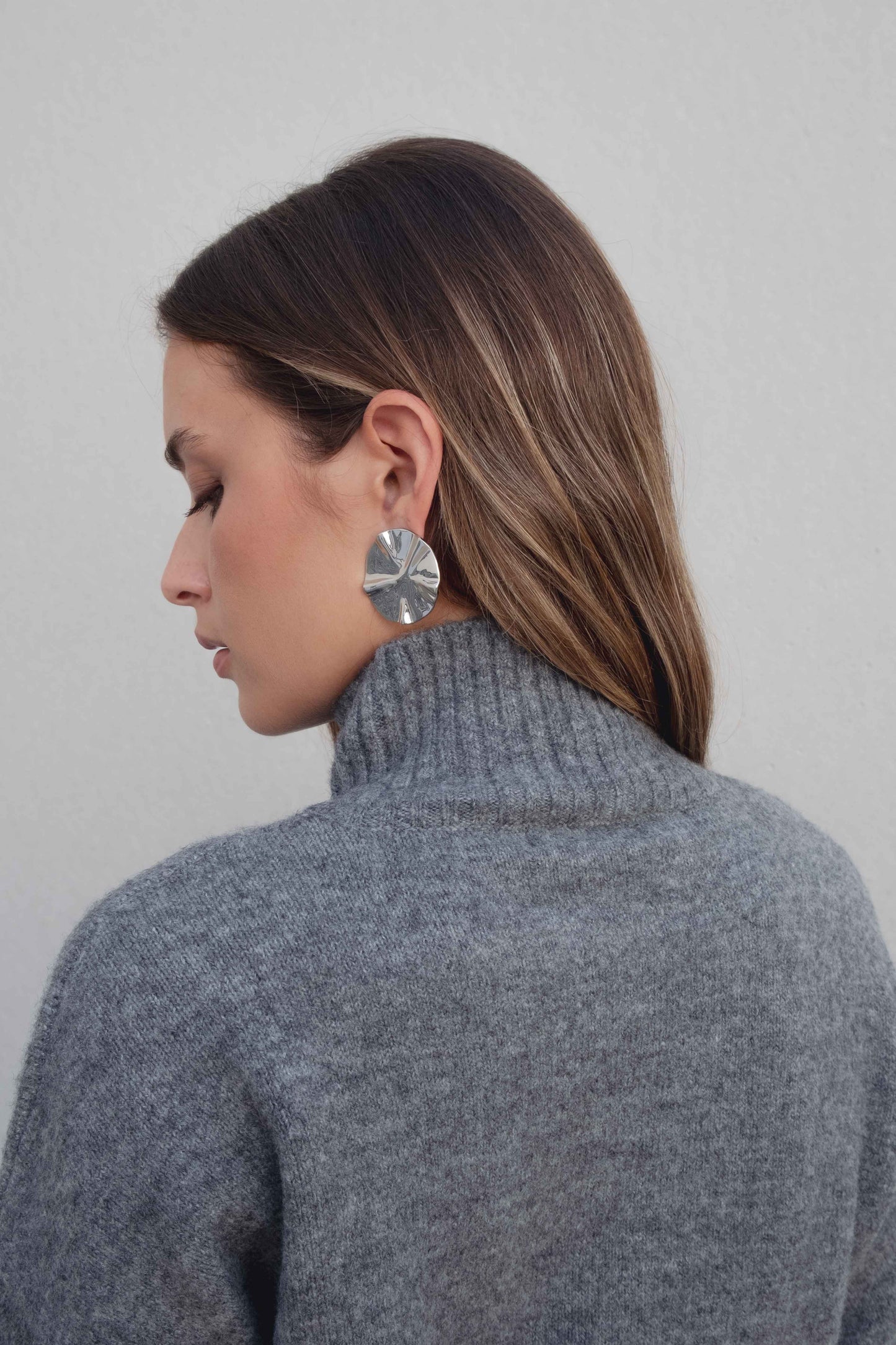 Jersey corto oversize gris cuello subido manga ancha