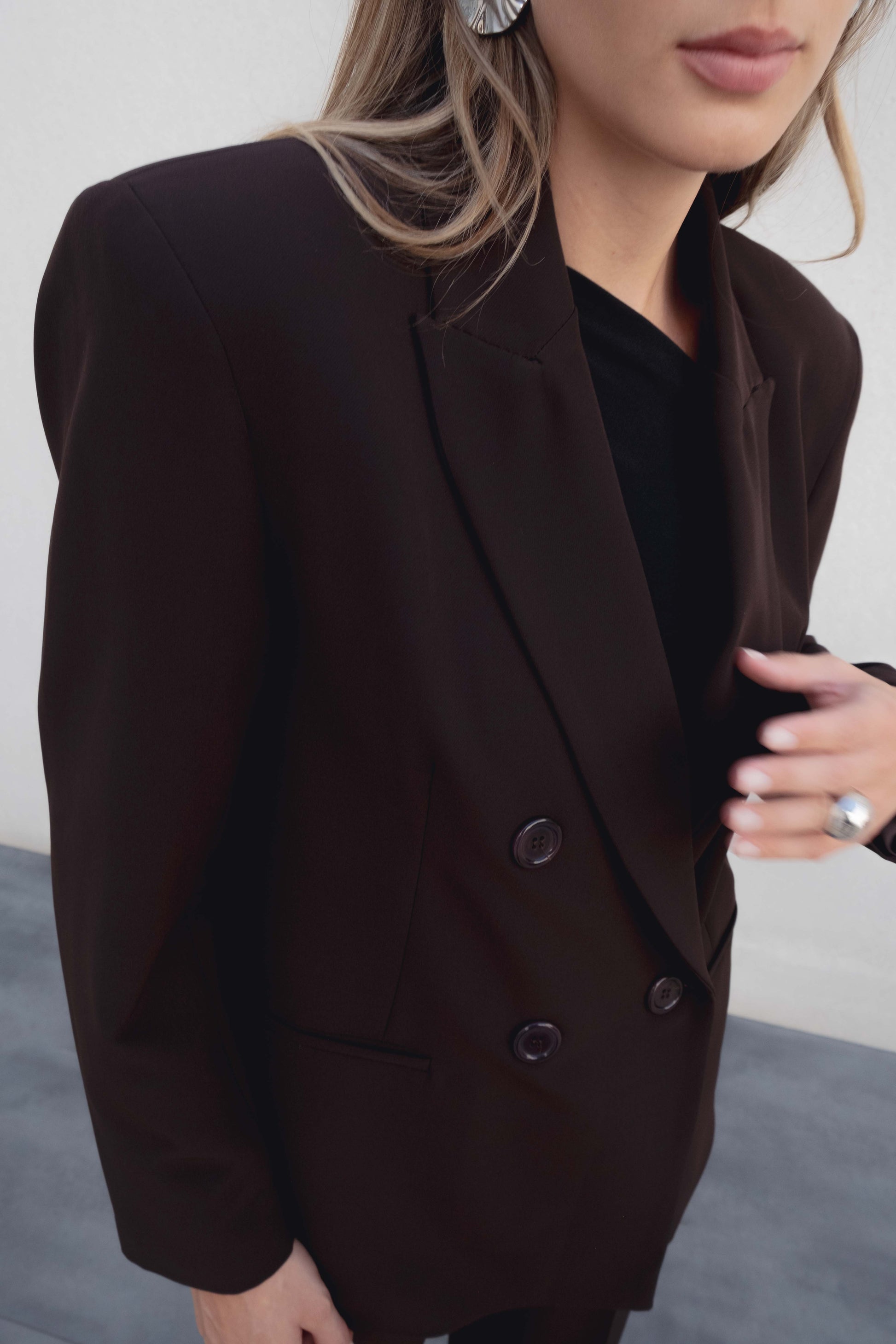 Blazer oversize de mujer, cruzada, con poliéster reciclado. Diseño Made in Spain.