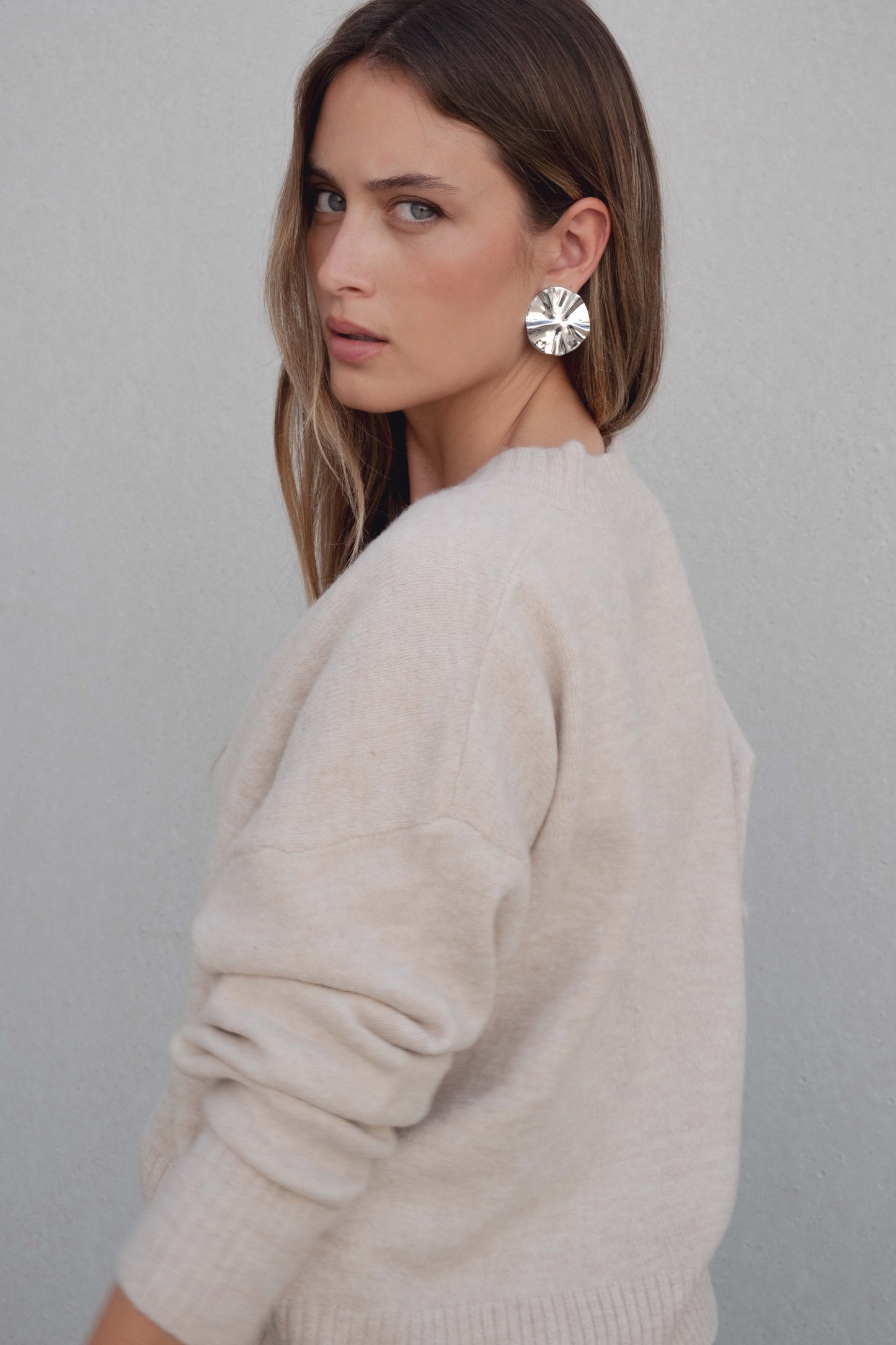 Jersey oversize beige escote pico punto grueso