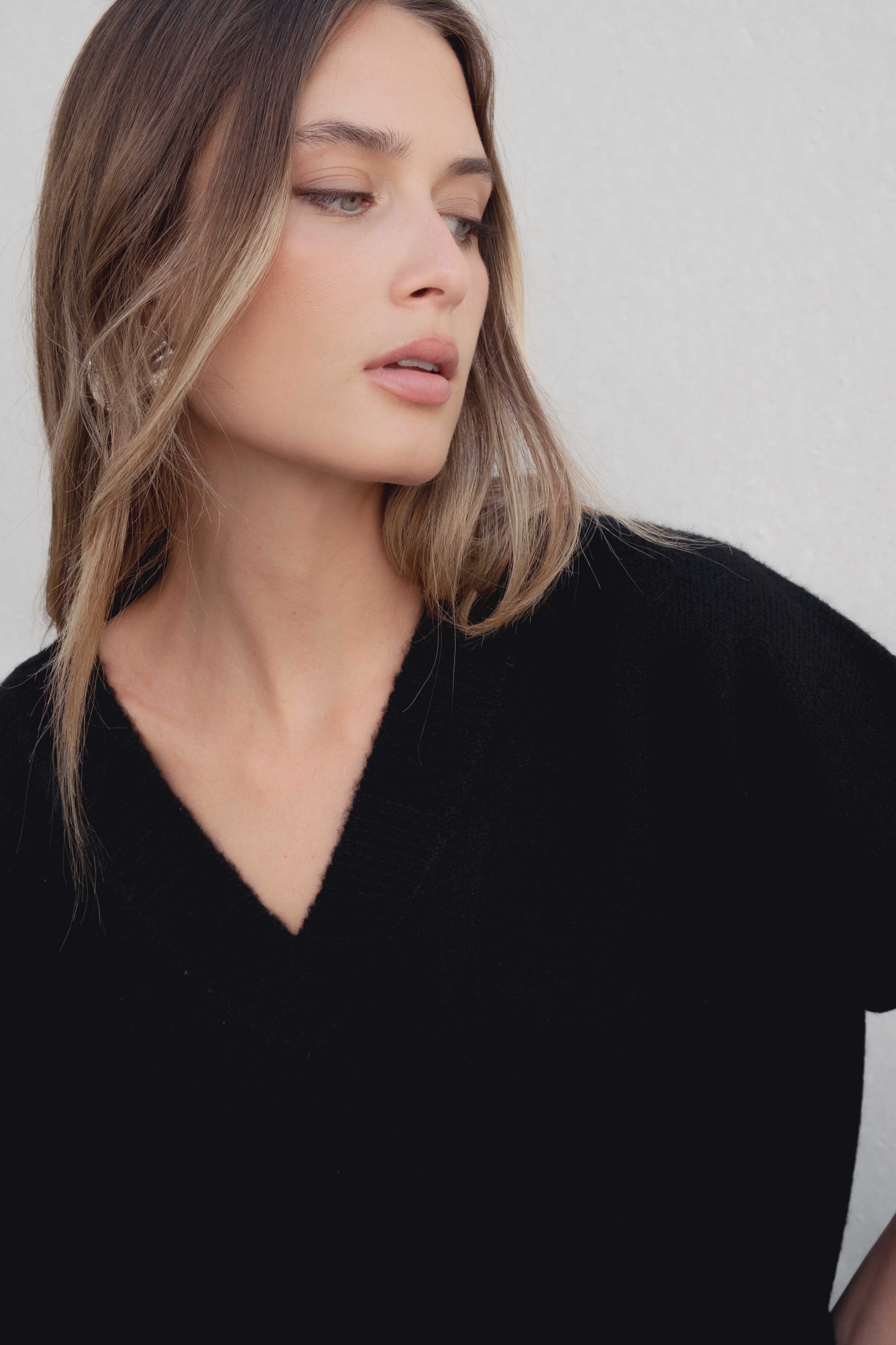 Jersey oversize negro escote pico punto holgado