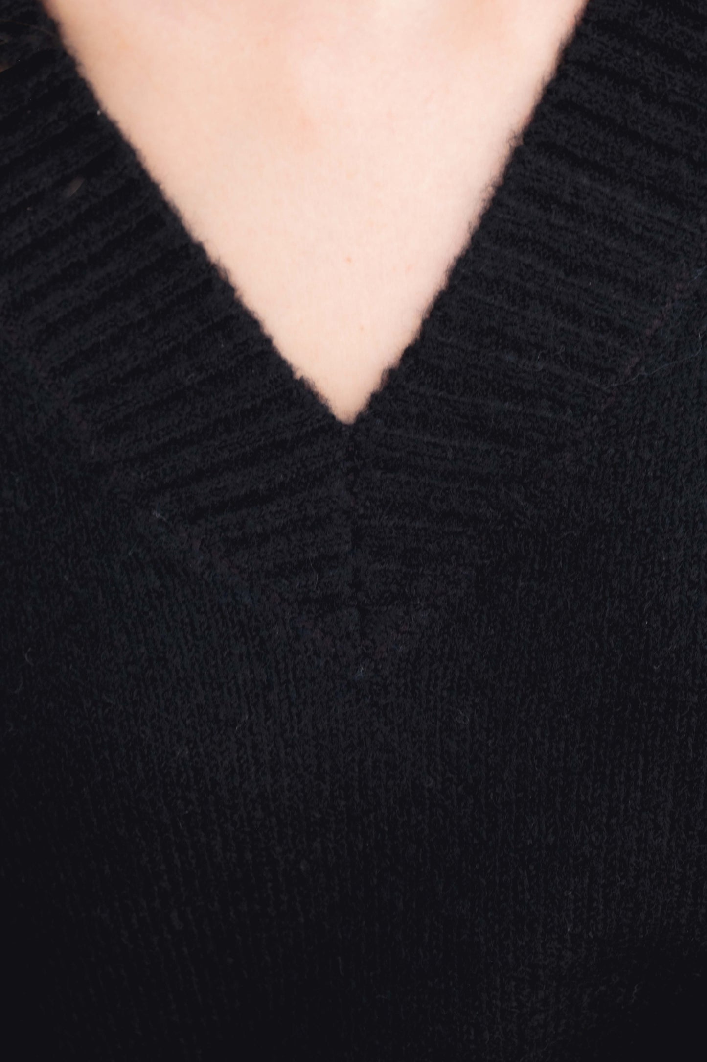 Jersey oversize negro escote pico punto holgado