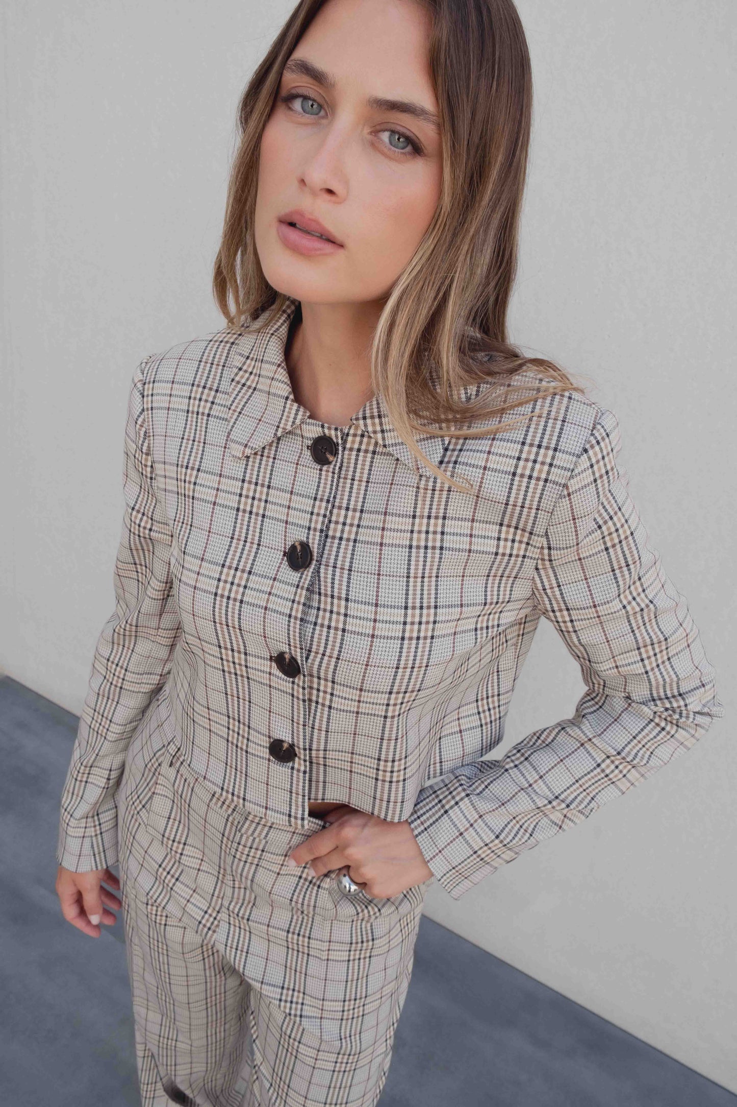 Chaqueta corta (cropped) de mujer con estampado de cuadros. 100% Poliéster. Diseño Made in Spain.