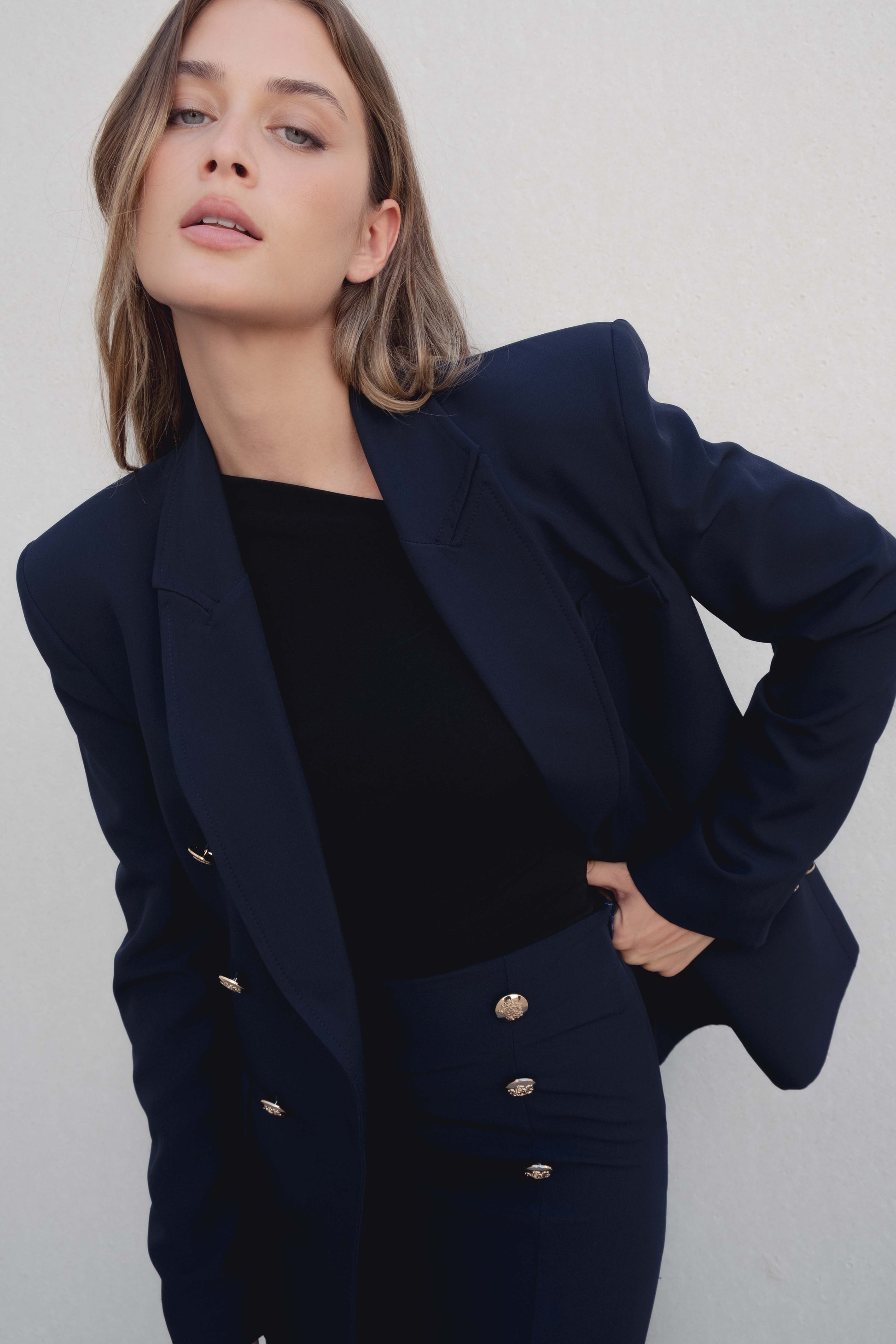 Falda midi azul marino botones dorados tiro alto
