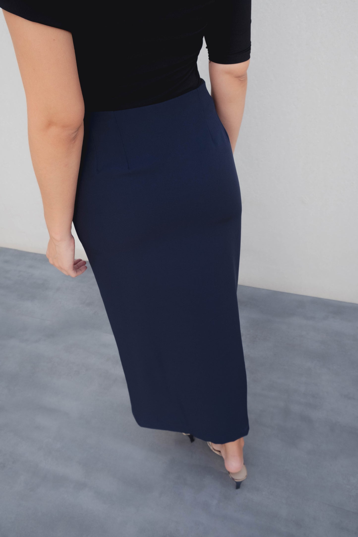 Falda midi azul marino botones dorados tiro alto