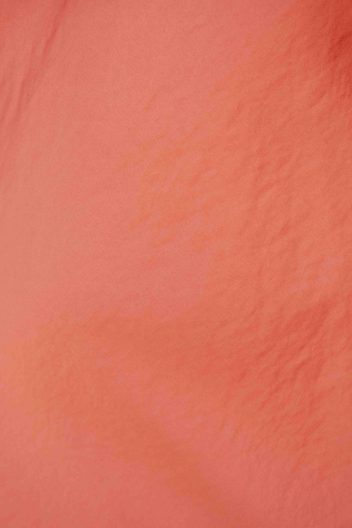 Vestido midi satinado coral escote pico