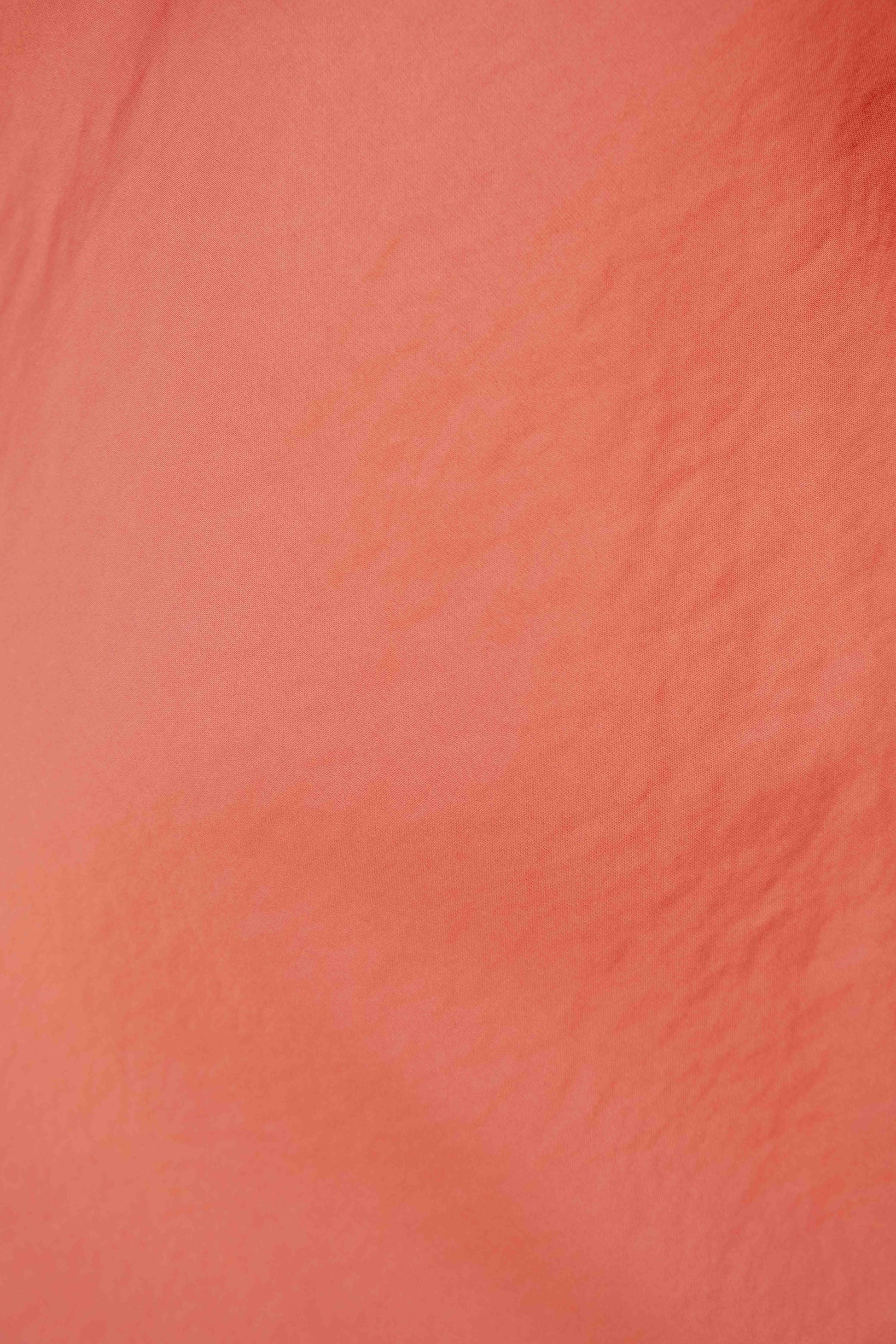 Vestido midi satinado coral escote pico