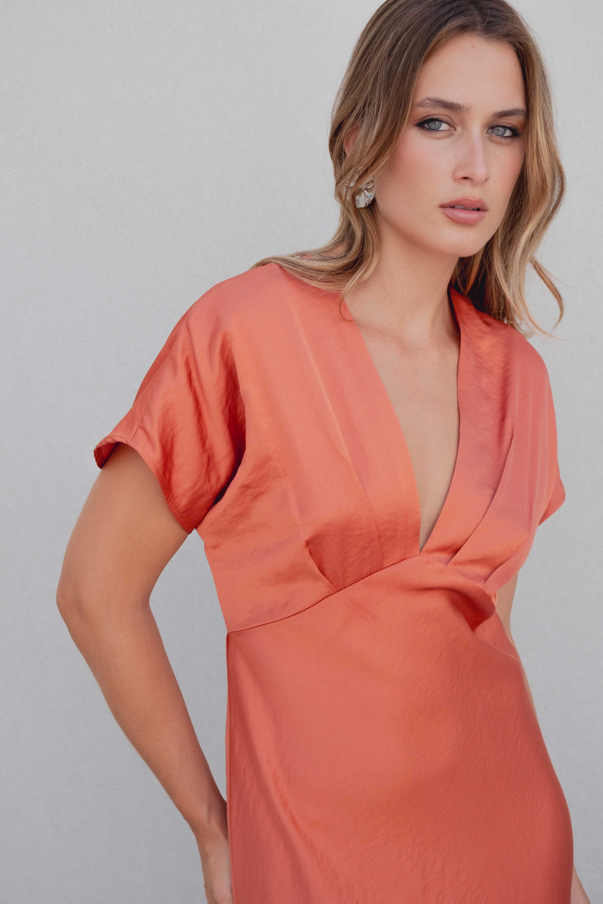 Vestido midi satinado coral escote pico