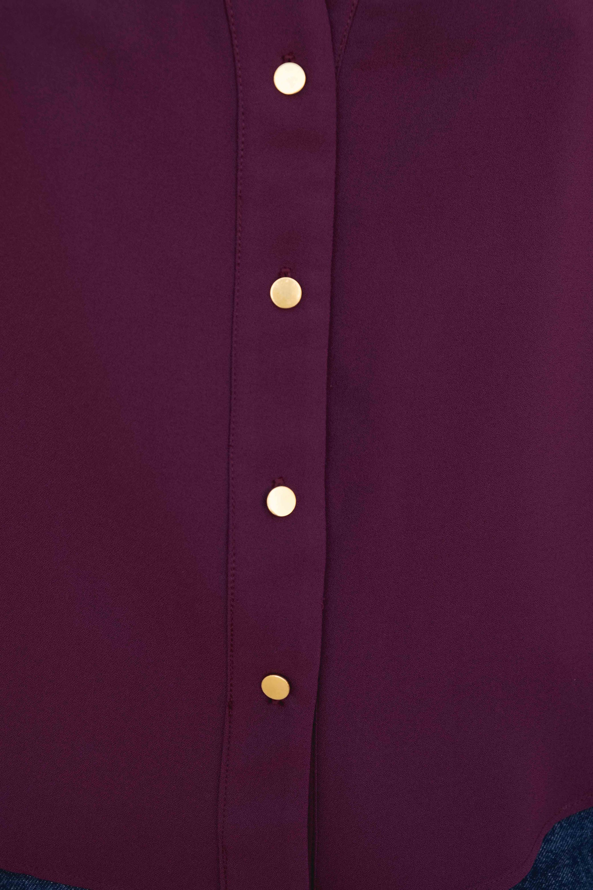Camisa burdeos manga vuelta asimétrica mujer