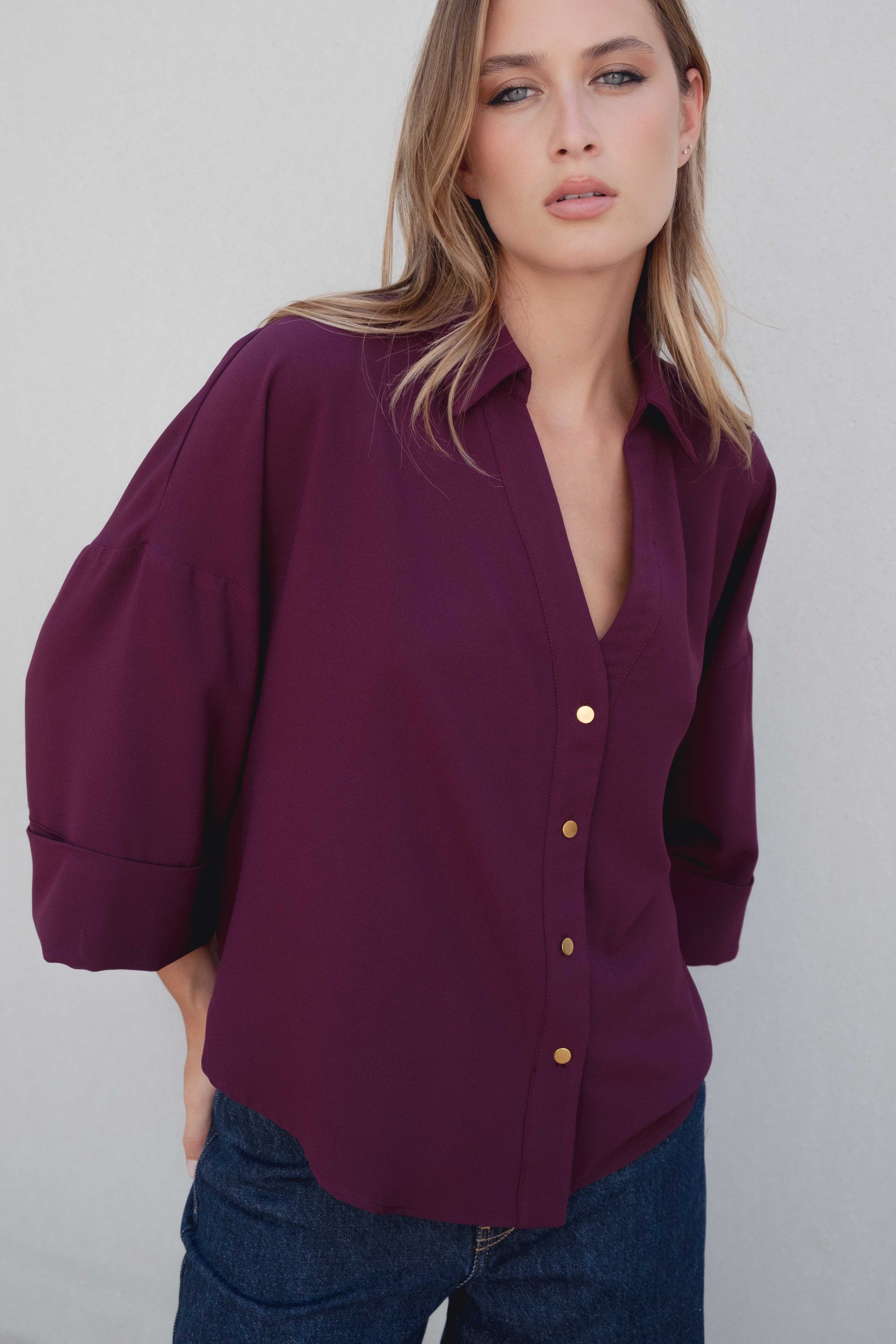 Camisa burdeos manga vuelta asimétrica mujer