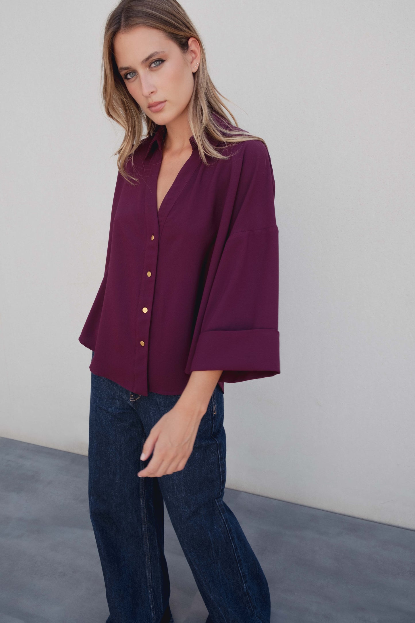 Camisa burdeos manga vuelta asimétrica mujer