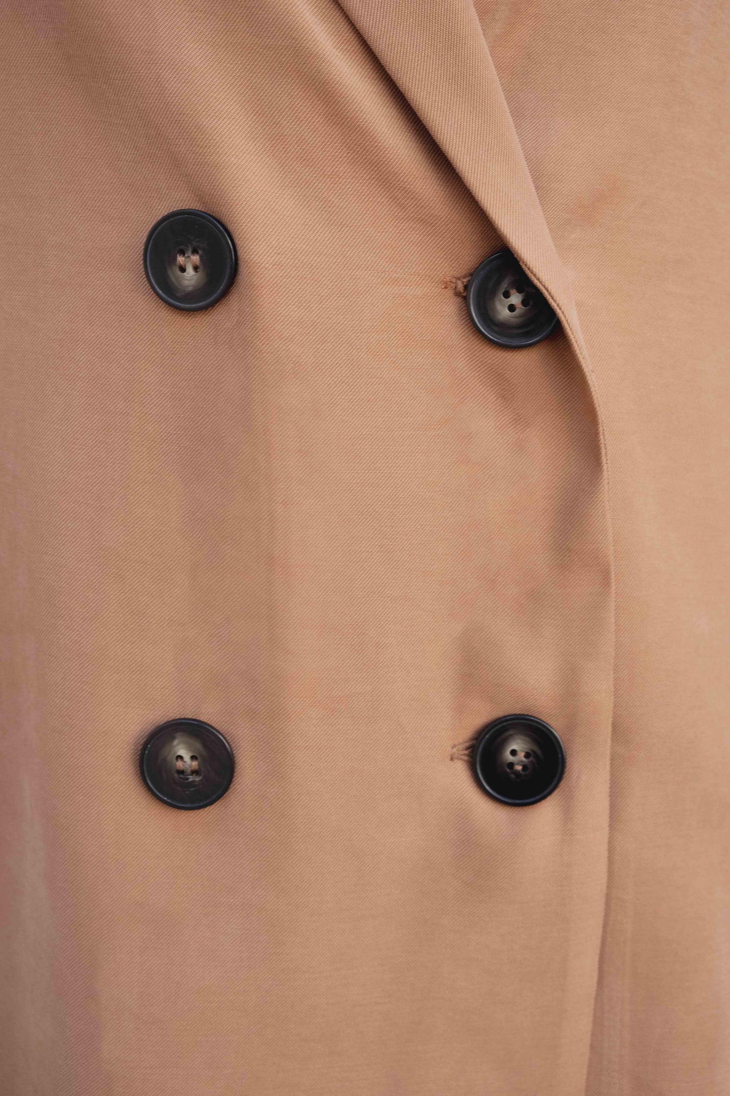 Blazer oversize color camel cruzada con botones y manga tres cuartos