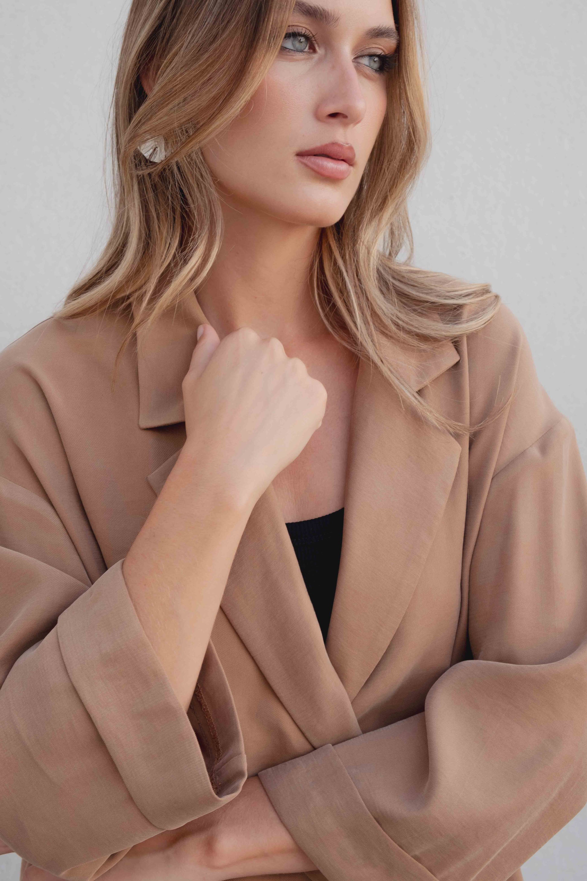 Blazer oversize color camel cruzada con botones y manga tres cuartos