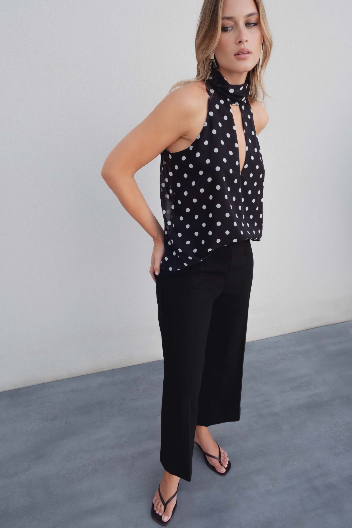 Top halter lunares negro y blanco con pañuelo