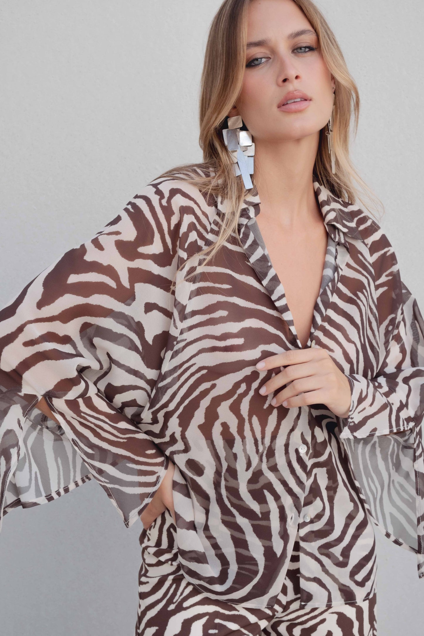 Camisa de gasa estampada en tonos beige con detalle de volantes en puños