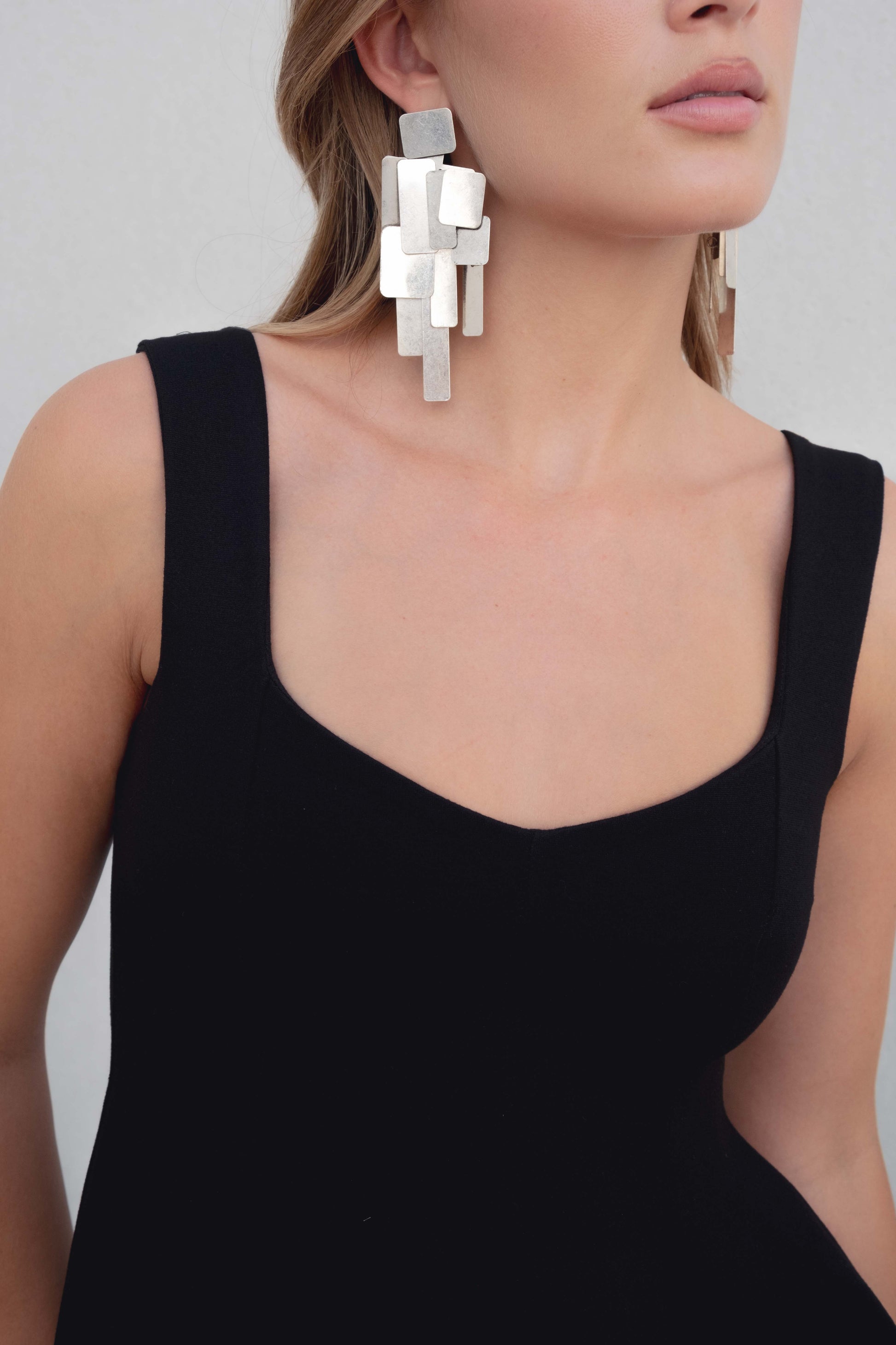 Top peplum negro punto elástico tirante ancho