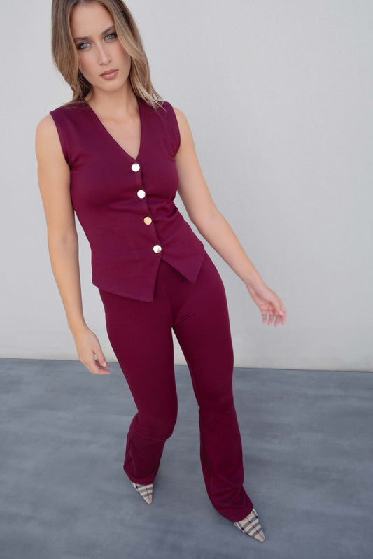 Pantalón de punto negro con textura y bajo flare (acampanado). Modelo con cintura elástica. Fabricado en España.