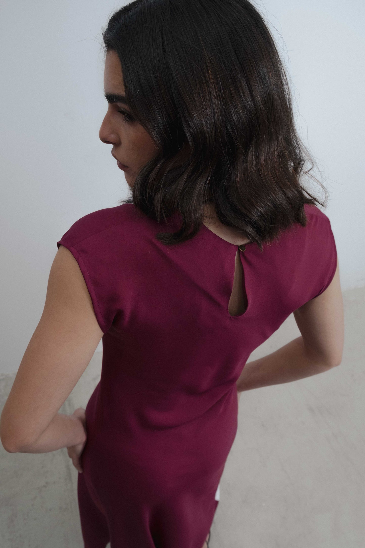 Vestido midi combinado de manga sisa con pliegues en los hombros