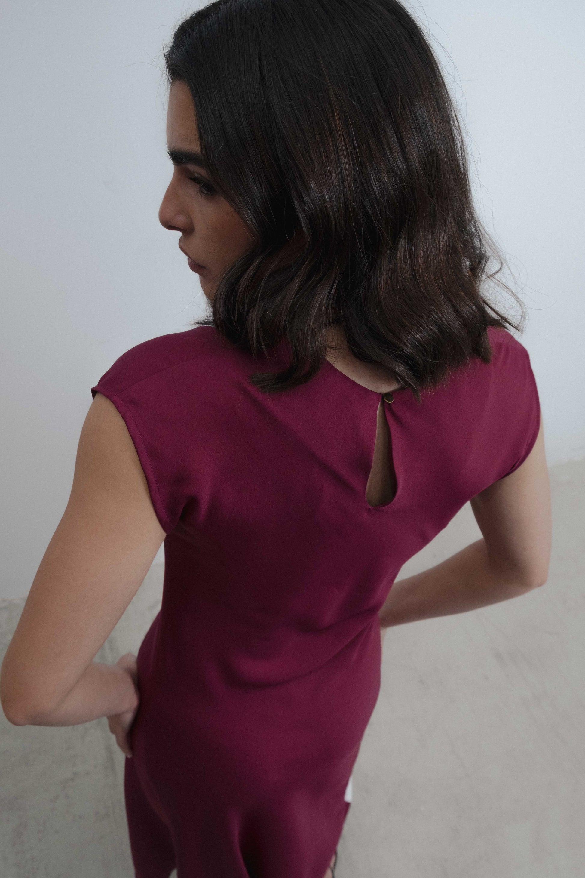 Vestido midi combinado de manga sisa con pliegues en los hombros