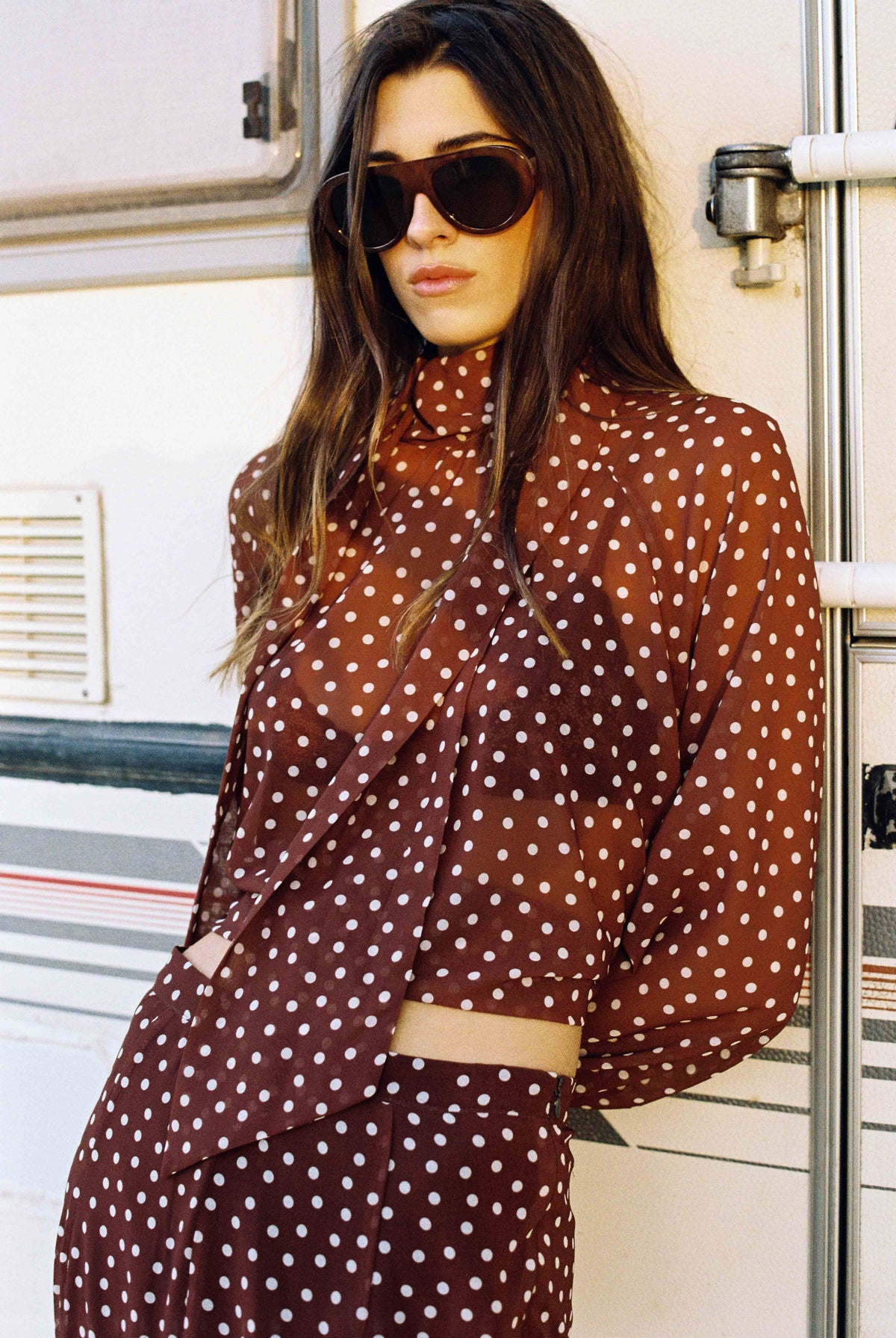 Falda midi evasé con estampado de lunares y tiro alto
