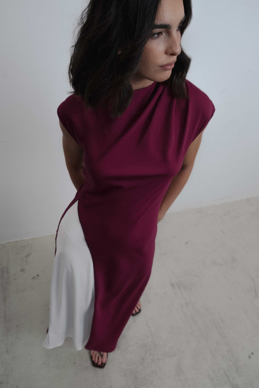 Vestido midi combinado de manga sisa con pliegues en los hombros