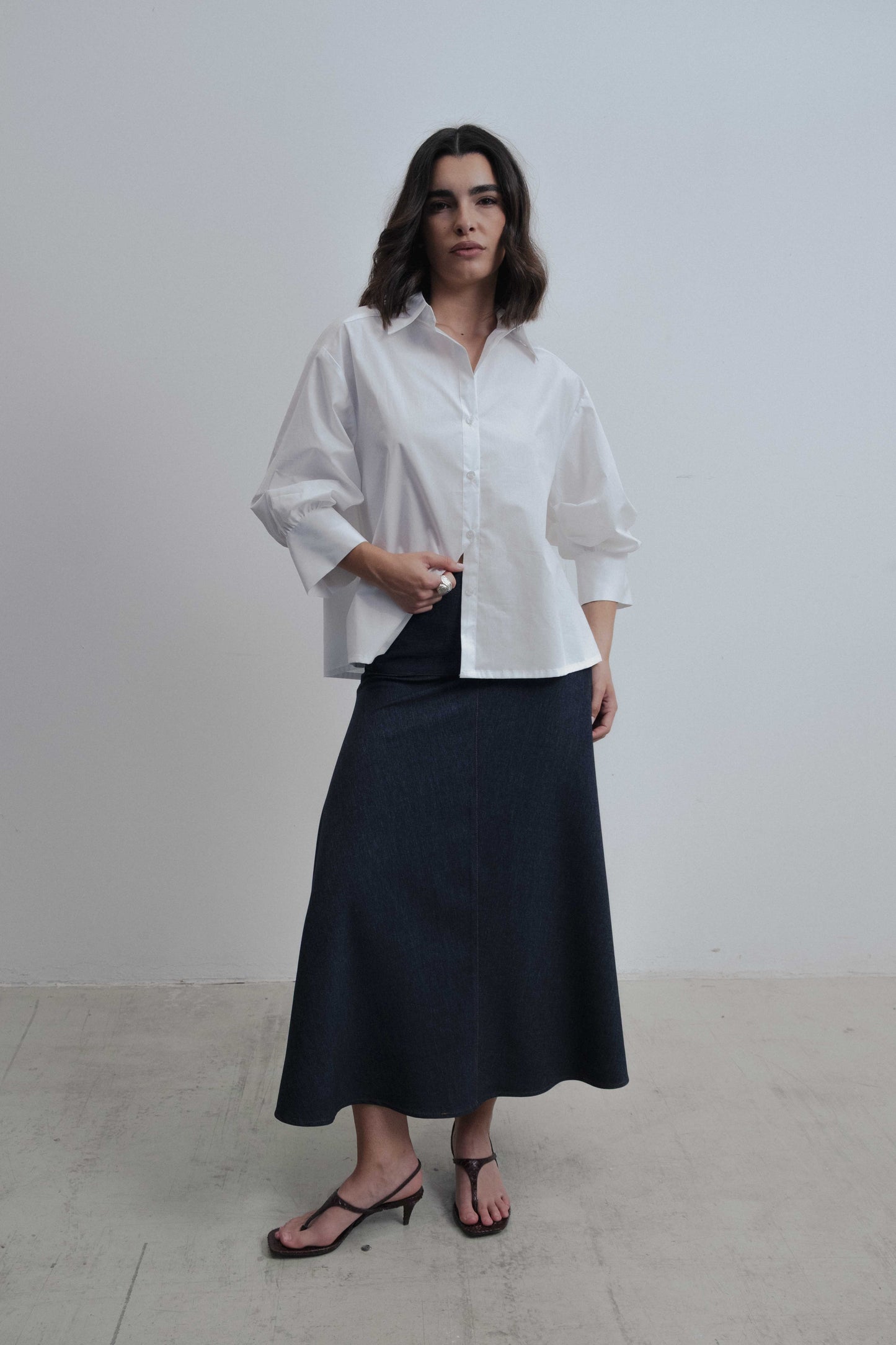 Camisa de algodón blanca para mujer con escote en pico y mangas abullonadas