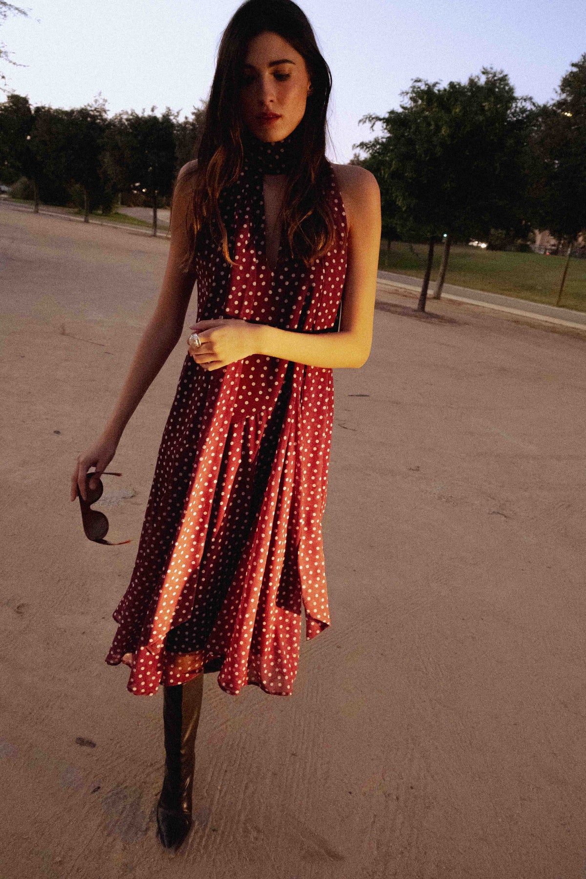 Vestido halter de lunares con lazo al cuello y bajo asimétrico