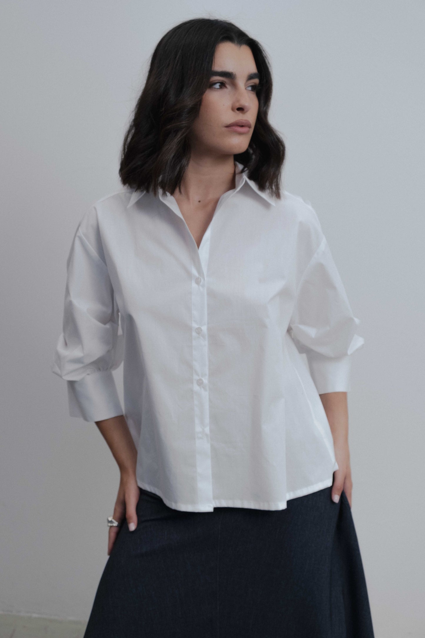 Camisa de algodón blanca para mujer con escote en pico y mangas abullonadas