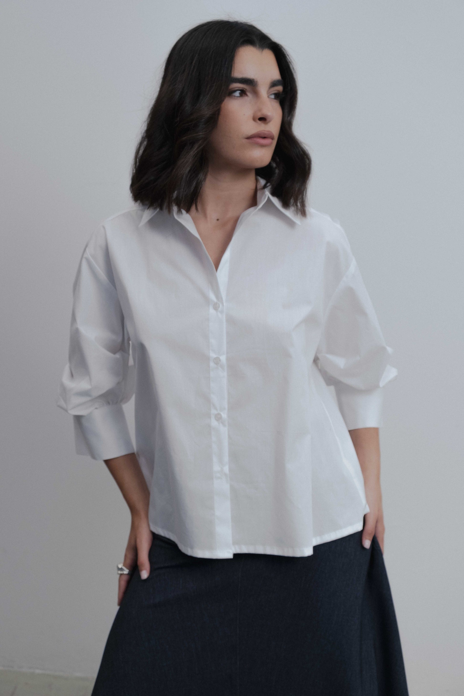Camisa de algodón blanca para mujer con escote en pico y mangas abullonadas