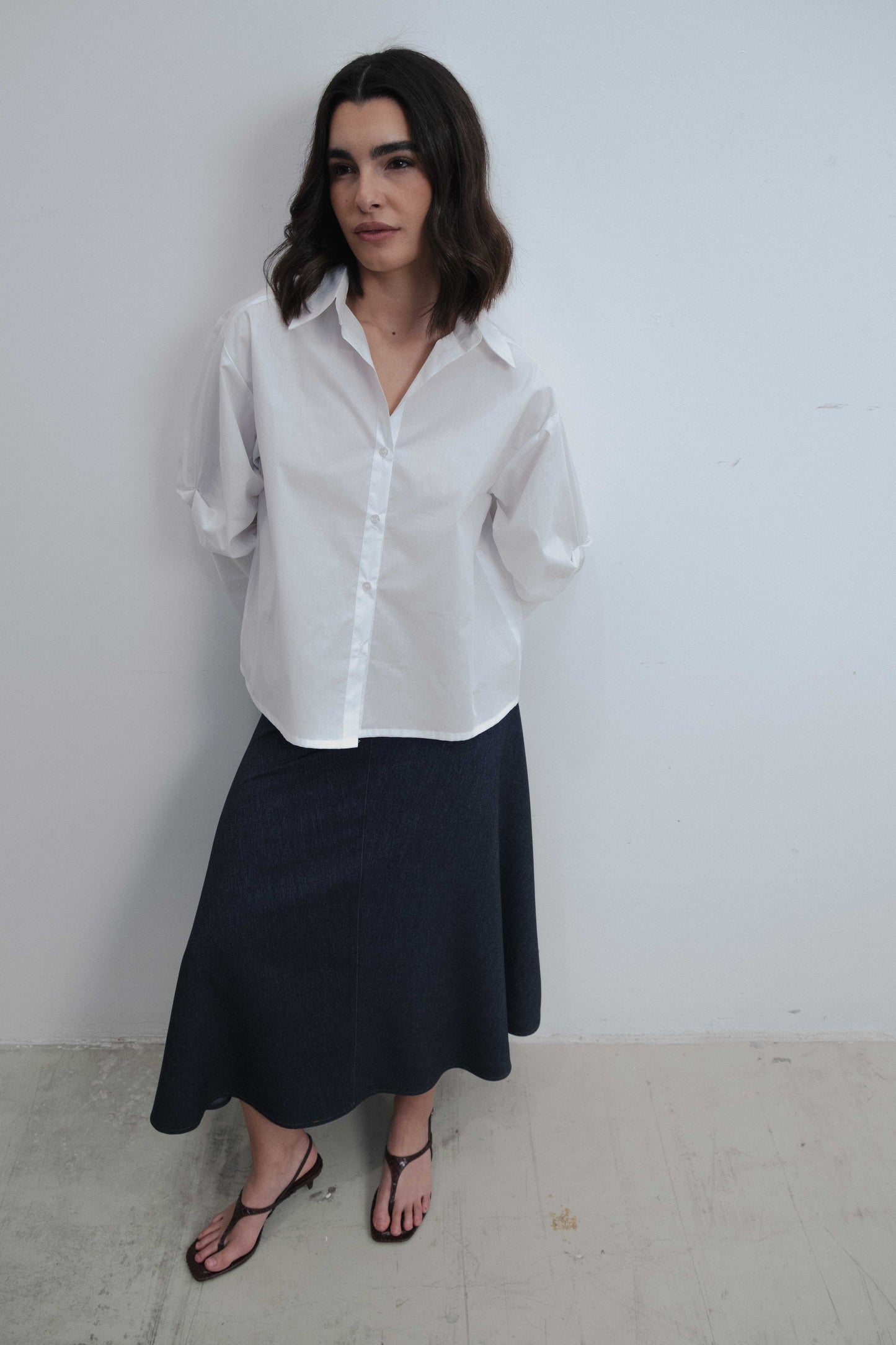Camisa de algodón blanca para mujer con escote en pico y mangas abullonadas