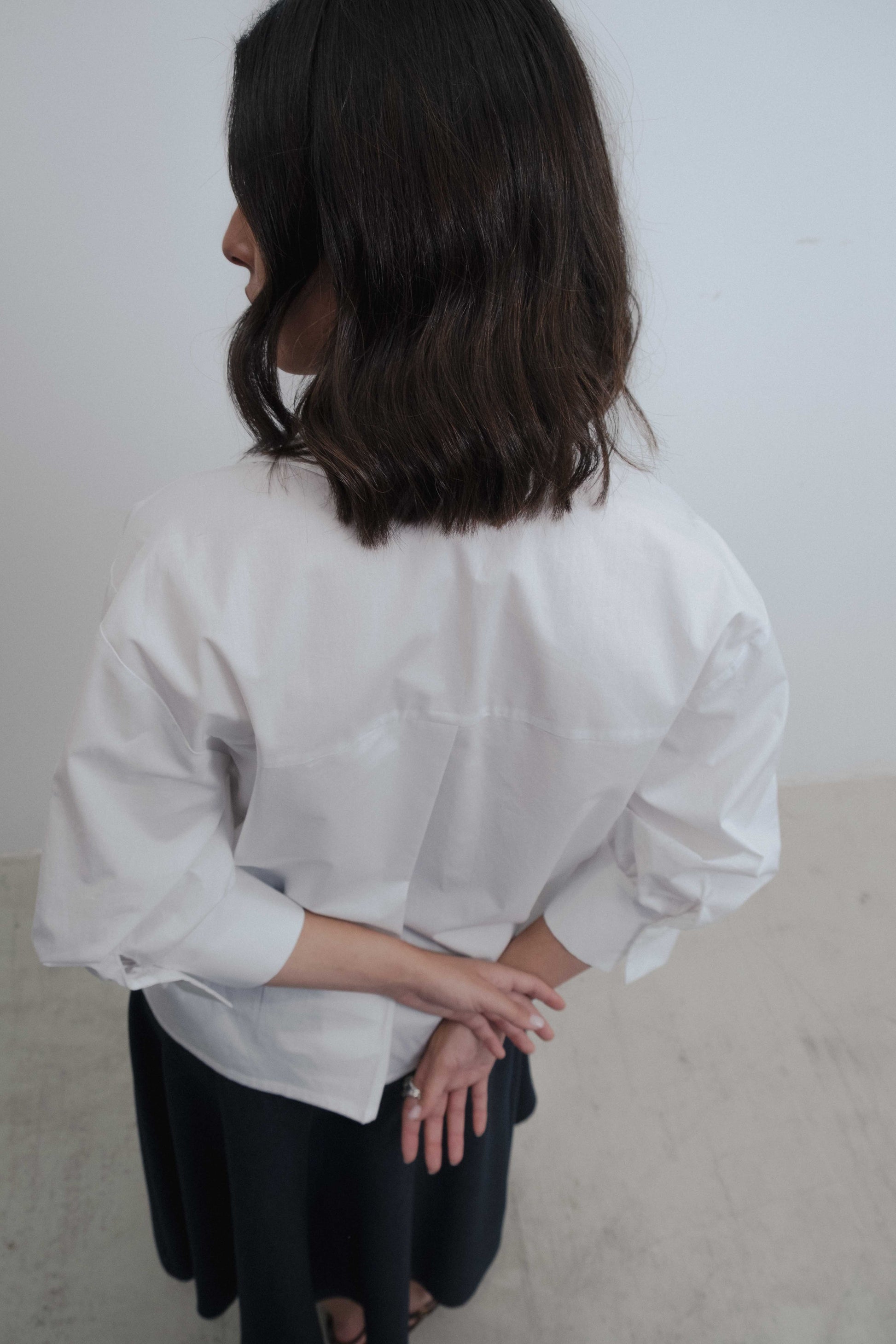 Camisa de algodón blanca para mujer con escote en pico y mangas abullonadas