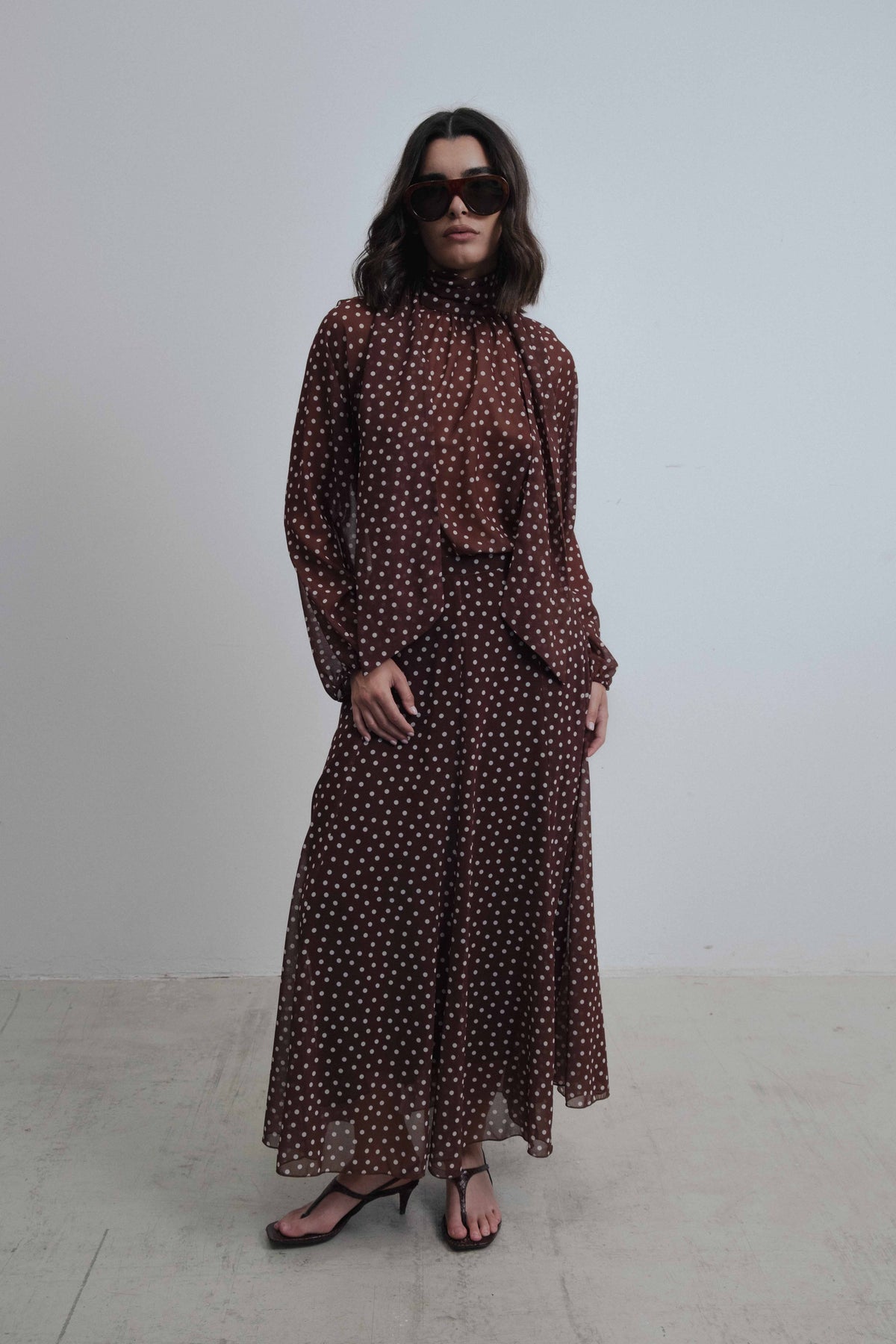 Falda midi evasé con estampado de lunares y tiro alto