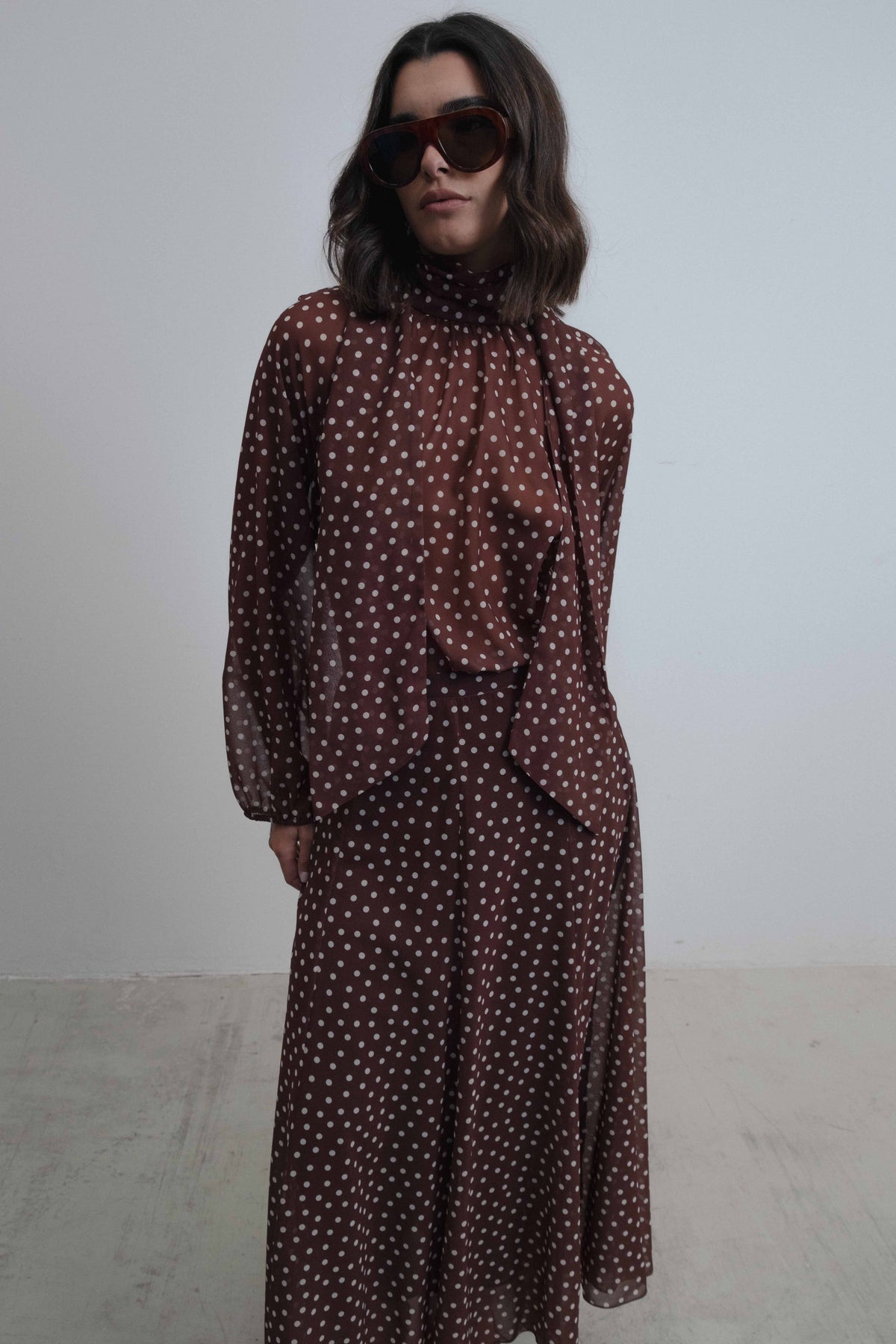 Falda midi evasé con estampado de lunares y tiro alto