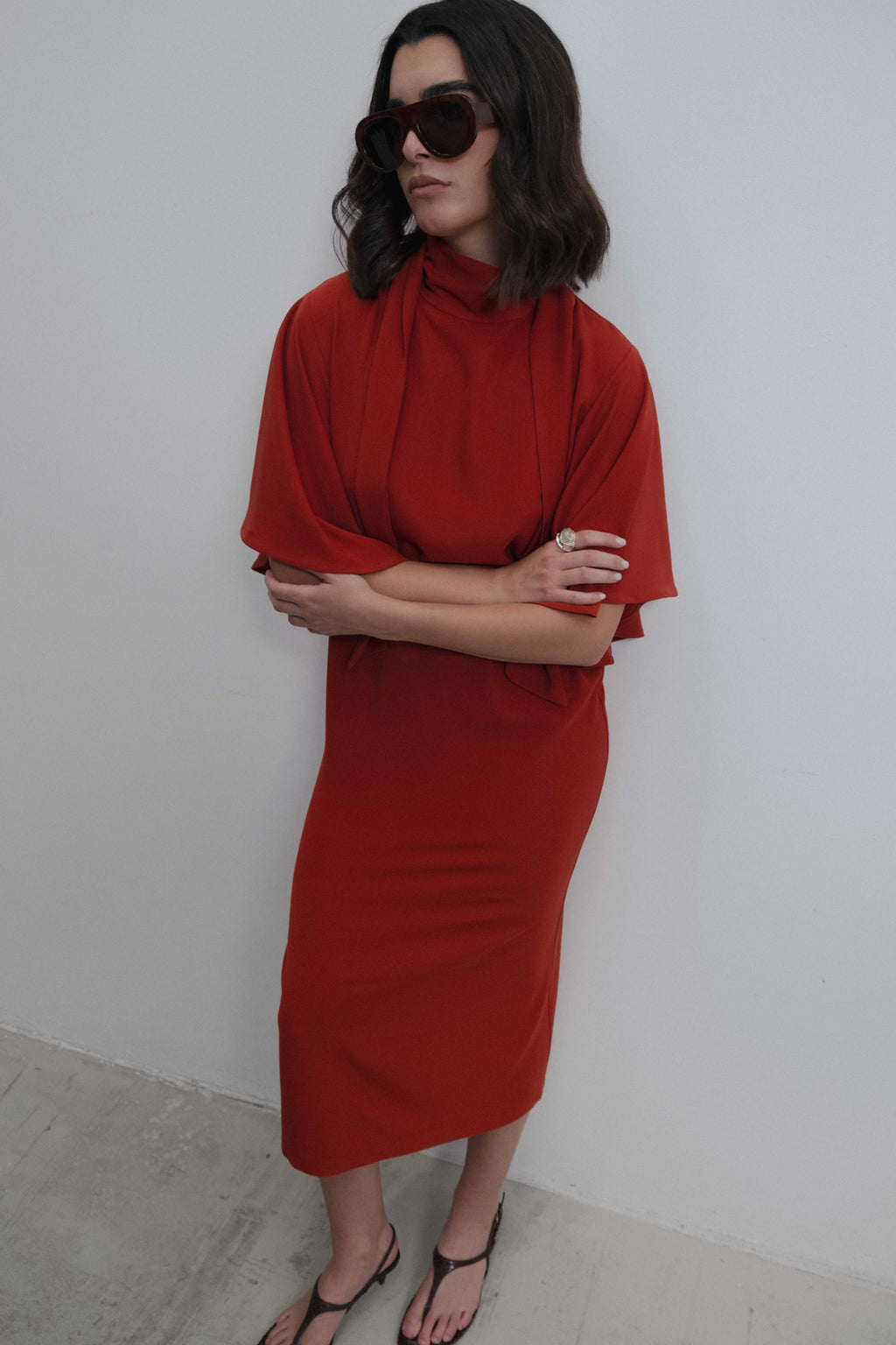 Vestido midi fluido elegante con cuello alto y mangas cortas tipo capa