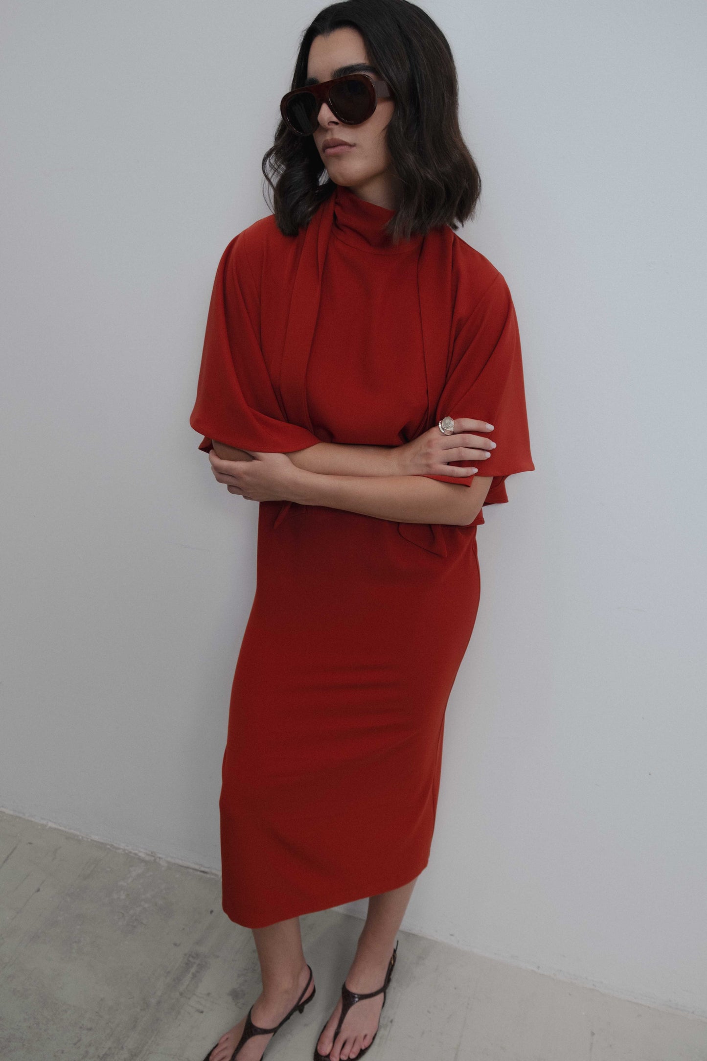 Vestido midi fluido elegante con cuello alto y mangas cortas tipo capa