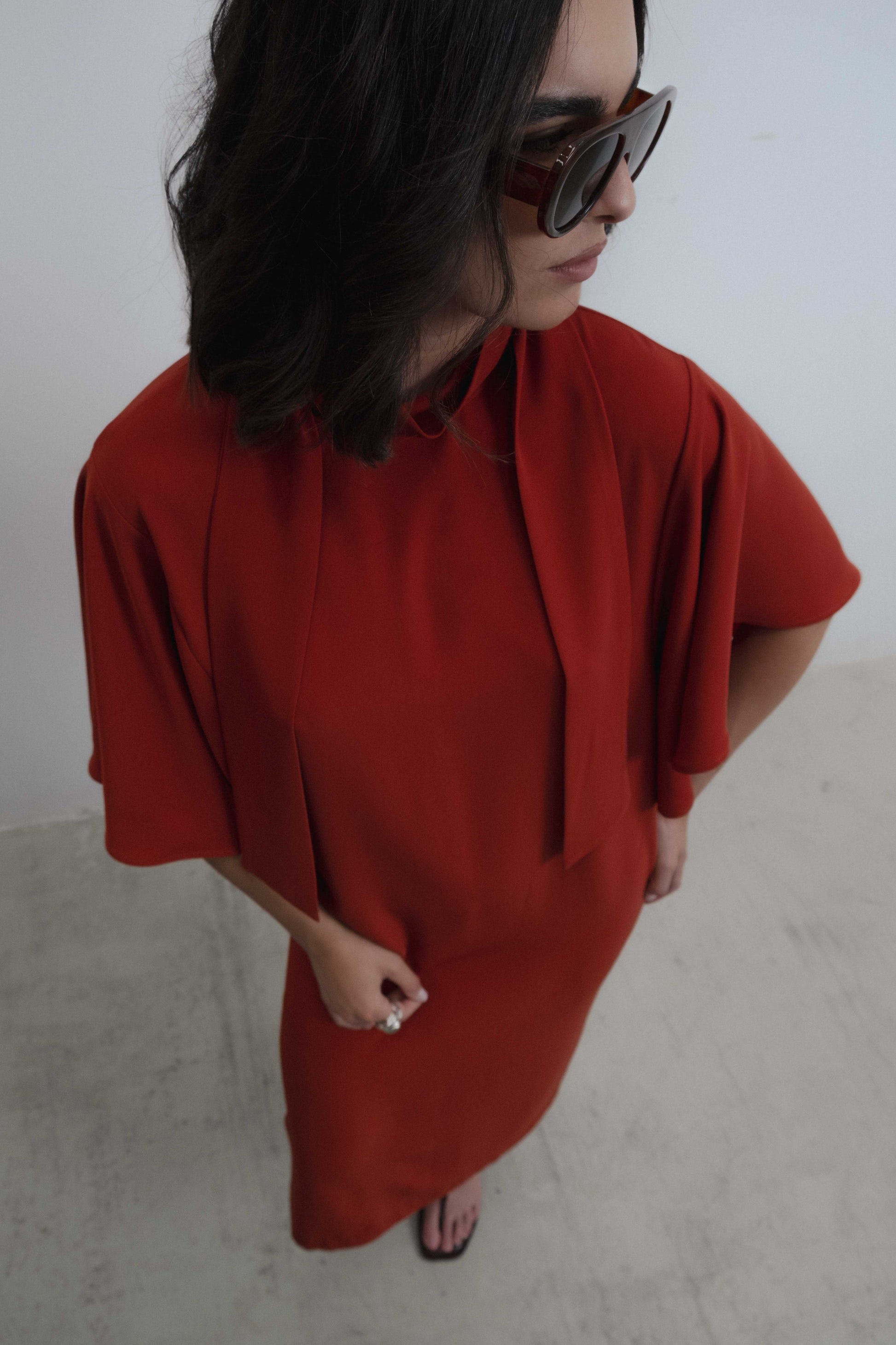 Vestido midi fluido elegante con cuello alto y mangas cortas tipo capa