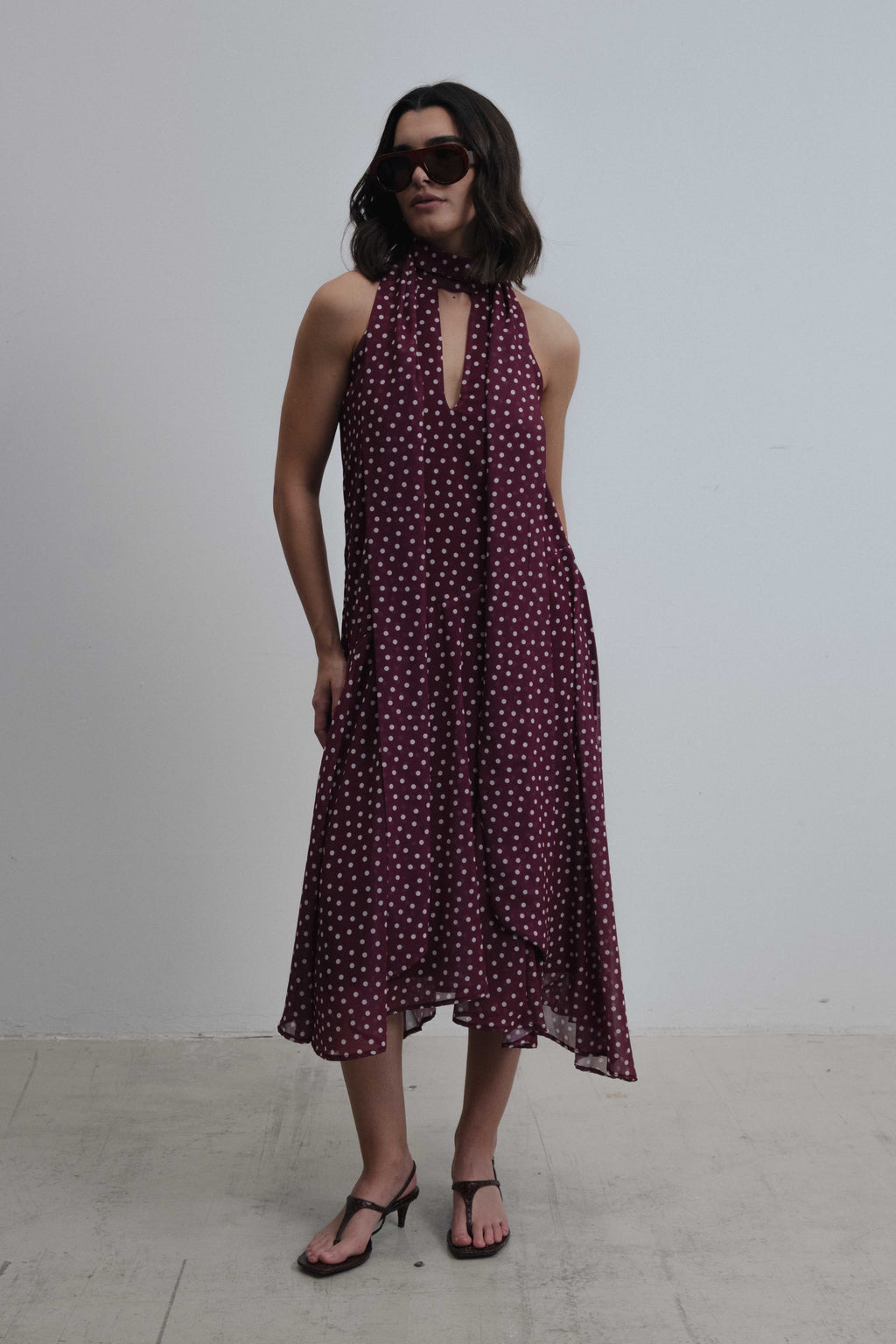 Vestido halter de lunares con lazo al cuello y bajo asimétrico