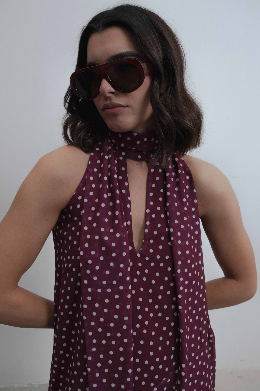 Vestido halter de lunares con lazo al cuello y bajo asimétrico
