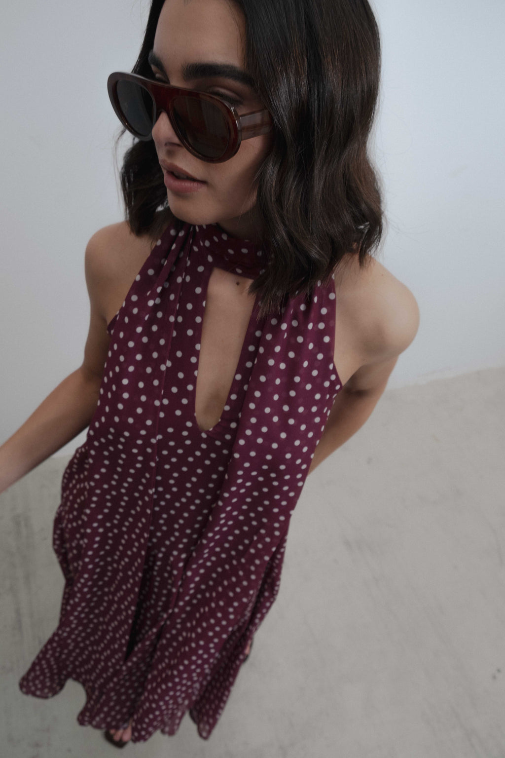 Vestido halter de lunares con lazo al cuello y bajo asimétrico
