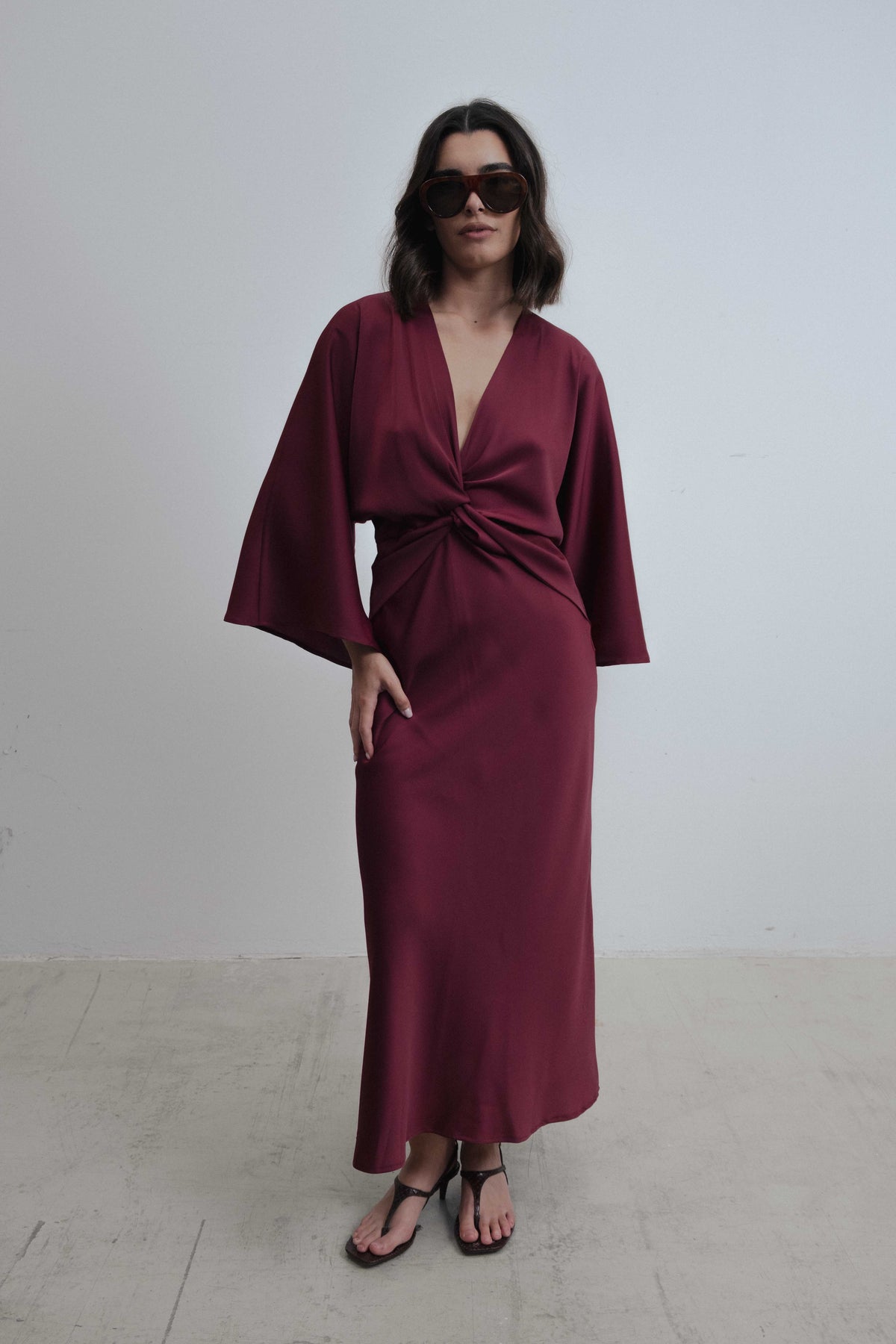 Vestido midi satinado con escote en pico, manga murciélago y detalle de nudo
